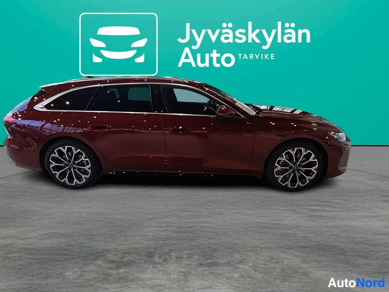 Punainen Audi A6 2025, etuviisto, keula oikealle, kuva 4