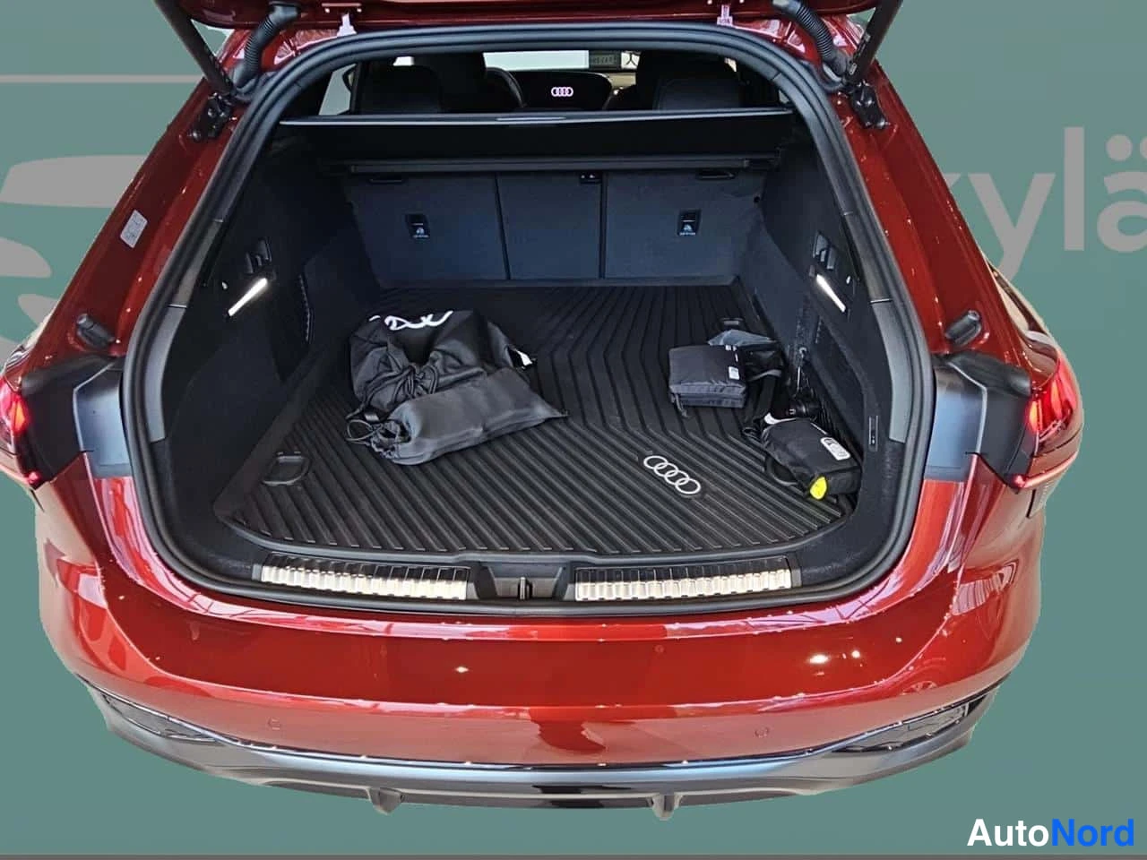 Punainen Audi A6 2025, tavaratila, kuva 13