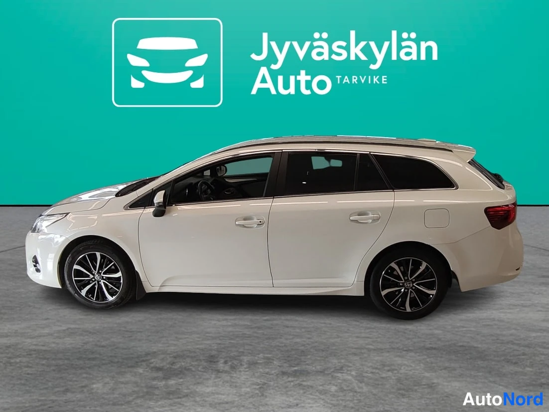 Valkoinen Toyota Avensis 2018, takaviisto, kuva 4