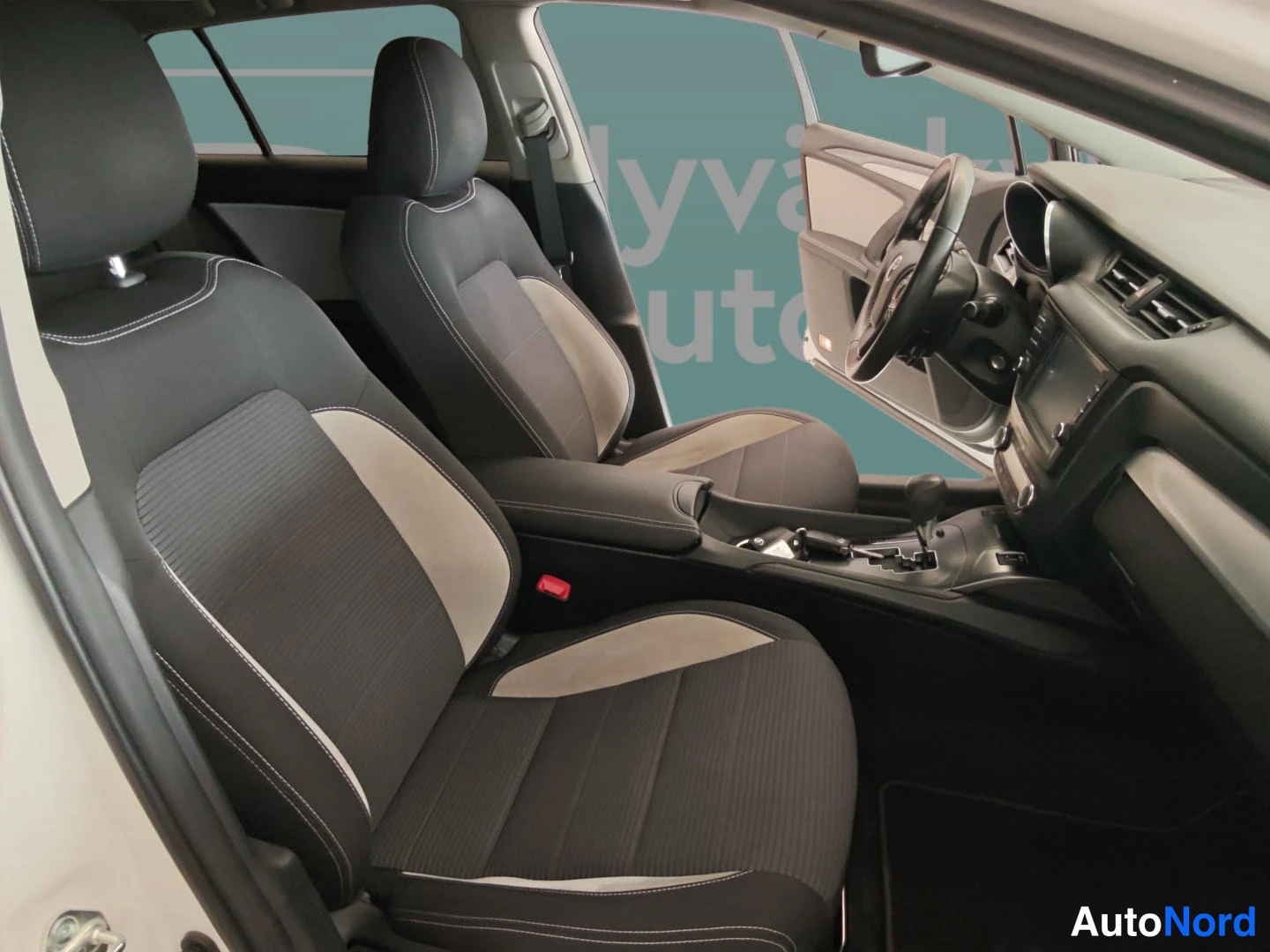 Valkoinen Toyota Avensis 2018, etuistuimet, kuva 12