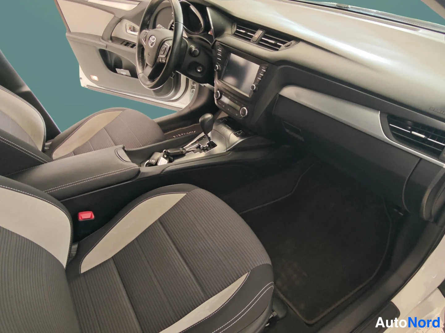 Valkoinen Toyota Avensis 2018, ohjaamo, kuva 11