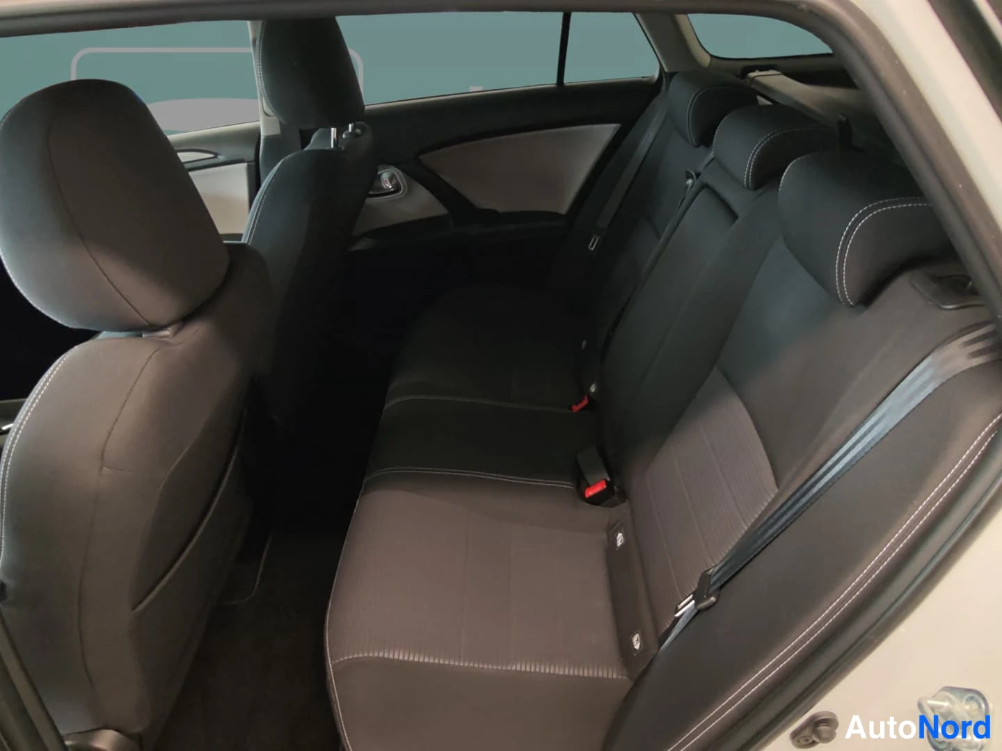 Valkoinen Toyota Avensis 2018, takaistuimet, kuva 13