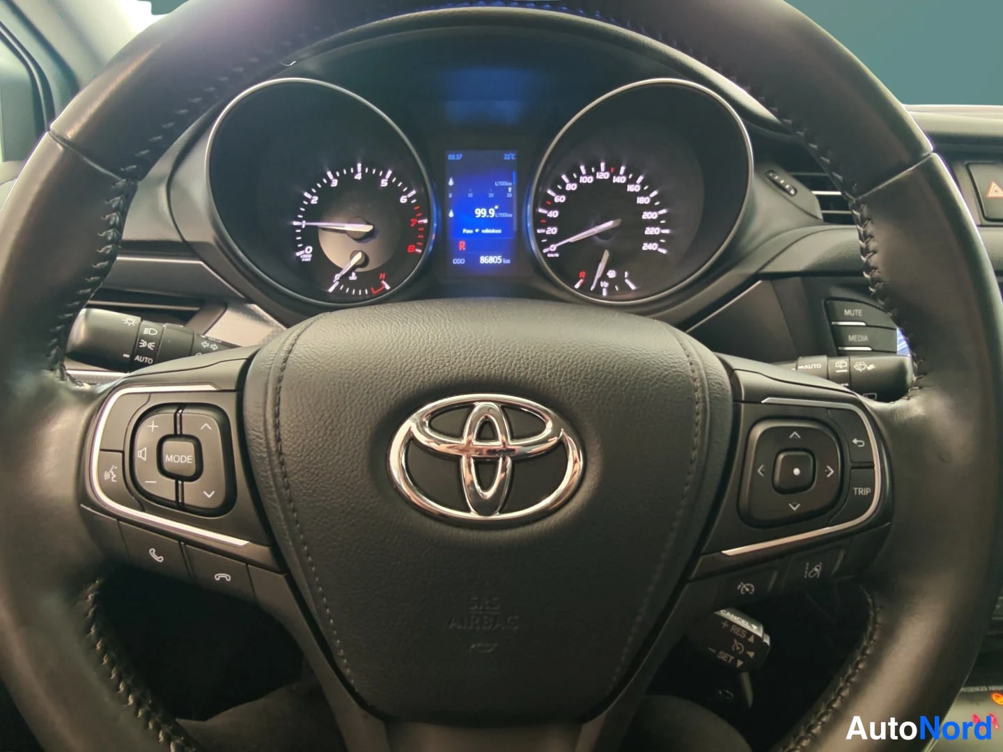 Valkoinen Toyota Avensis 2018, yksityiskohta, kuva 15