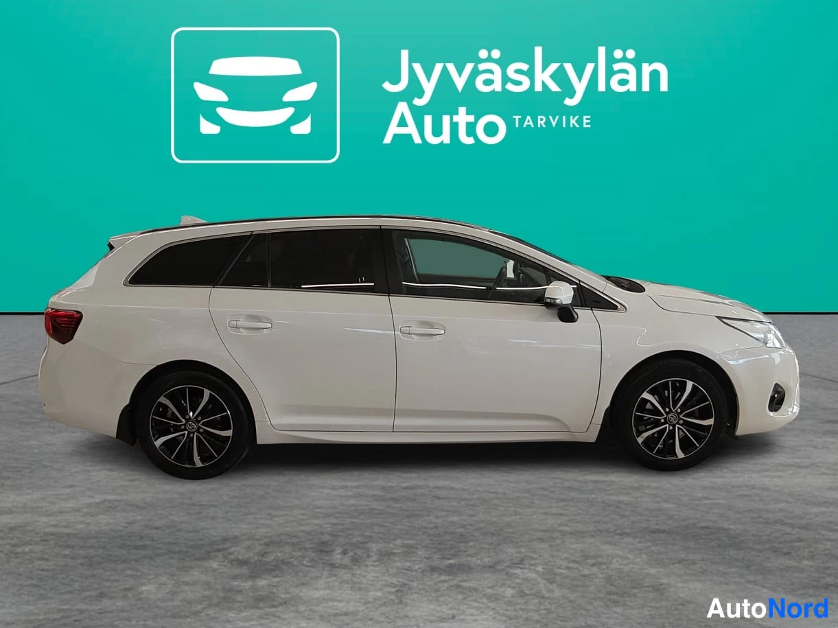 Valkoinen Toyota Avensis 2018, takaviisto, kuva 5