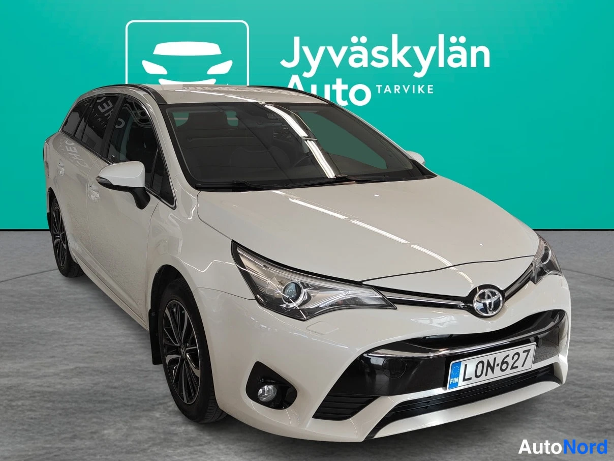 Valkoinen Toyota Avensis 2018, etuviisto, keula oikealle, kuva 2