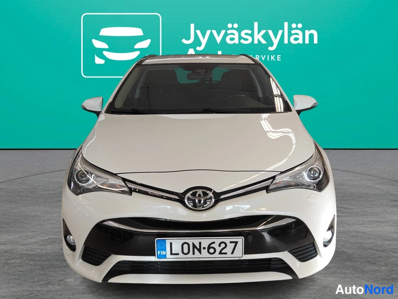 Valkoinen Toyota Avensis 2018, edestä, kuva 3