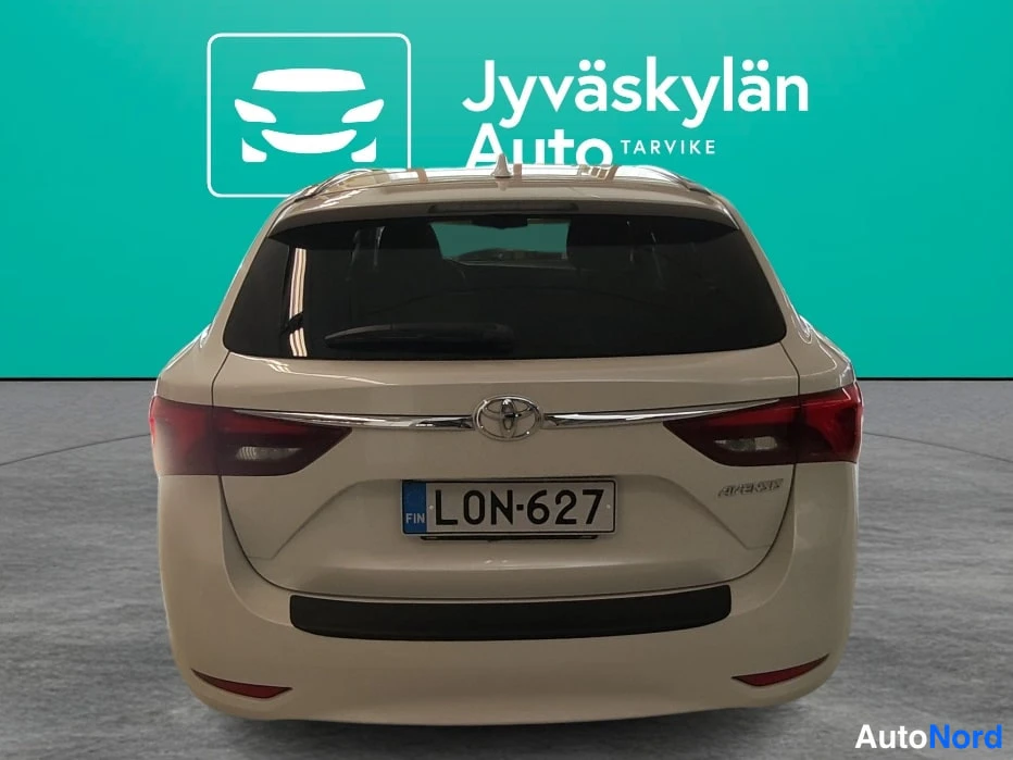Valkoinen Toyota Avensis 2018, takaa, kuva 8