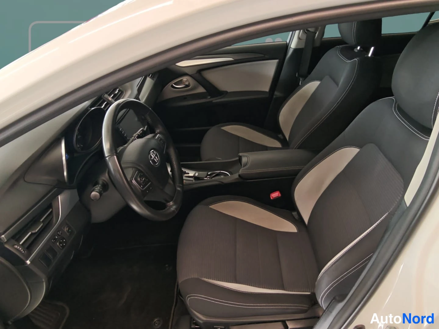 Valkoinen Toyota Avensis 2018, ohjaamo, kuva 9
