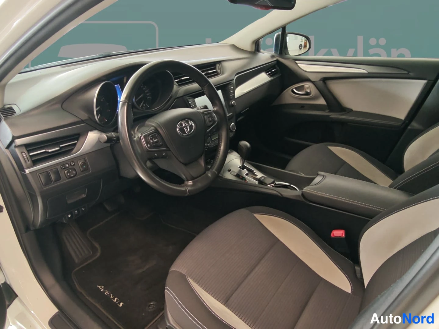 Valkoinen Toyota Avensis 2018, ohjaamo, kuva 10