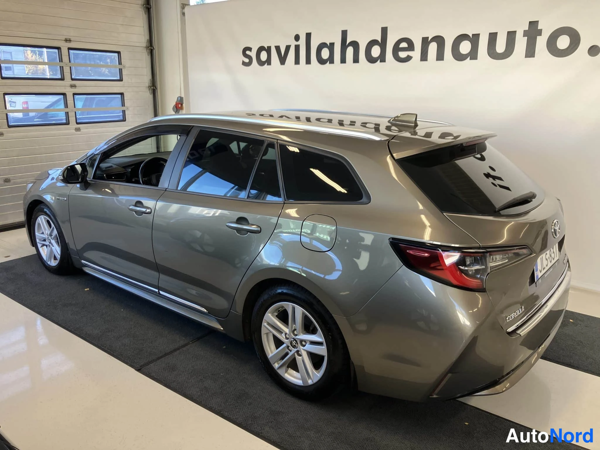 Ruskea Toyota Corolla 2021, takaviisto, kuva 9