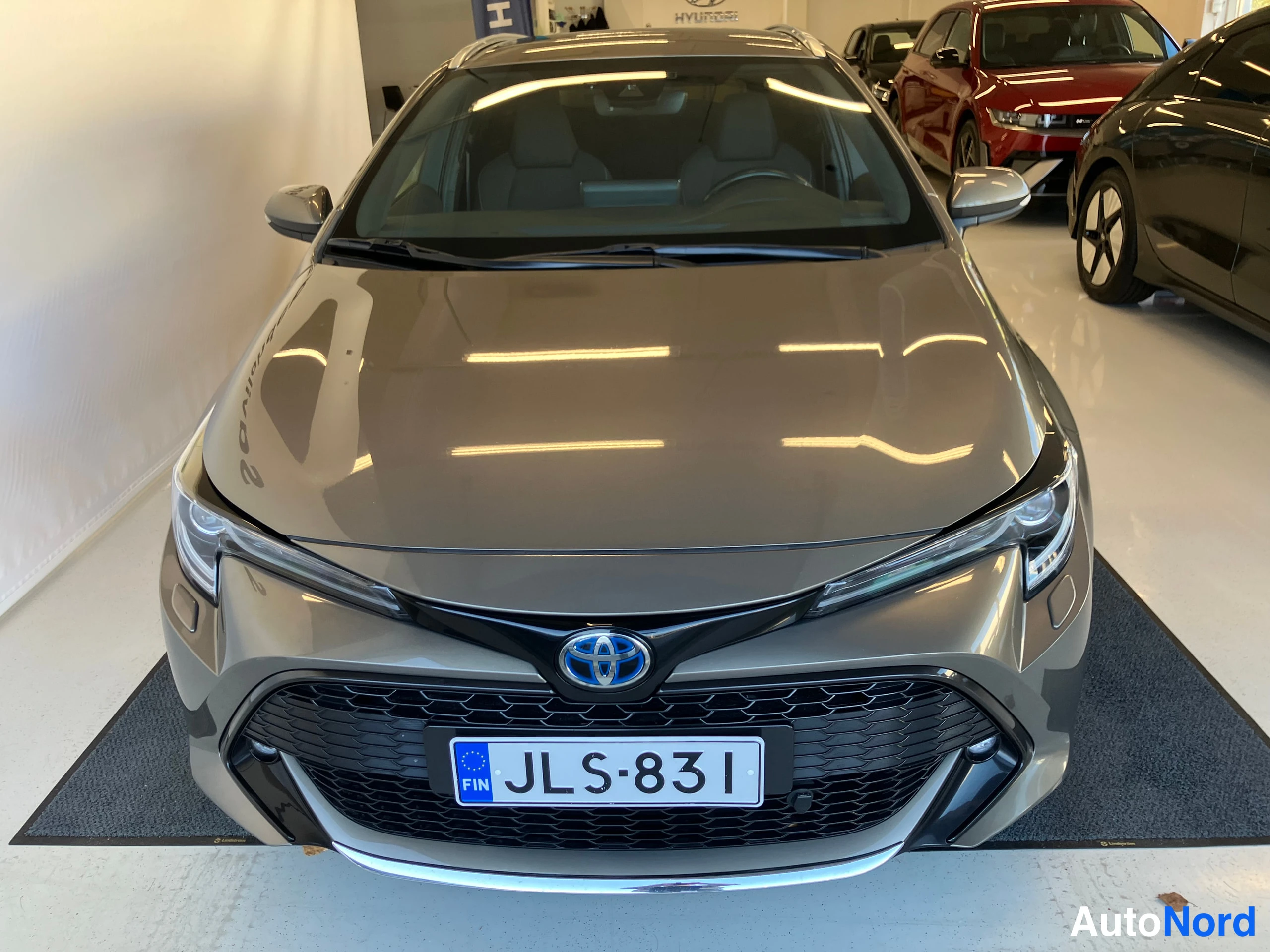 Ruskea Toyota Corolla 2021, edestä, kuva 5