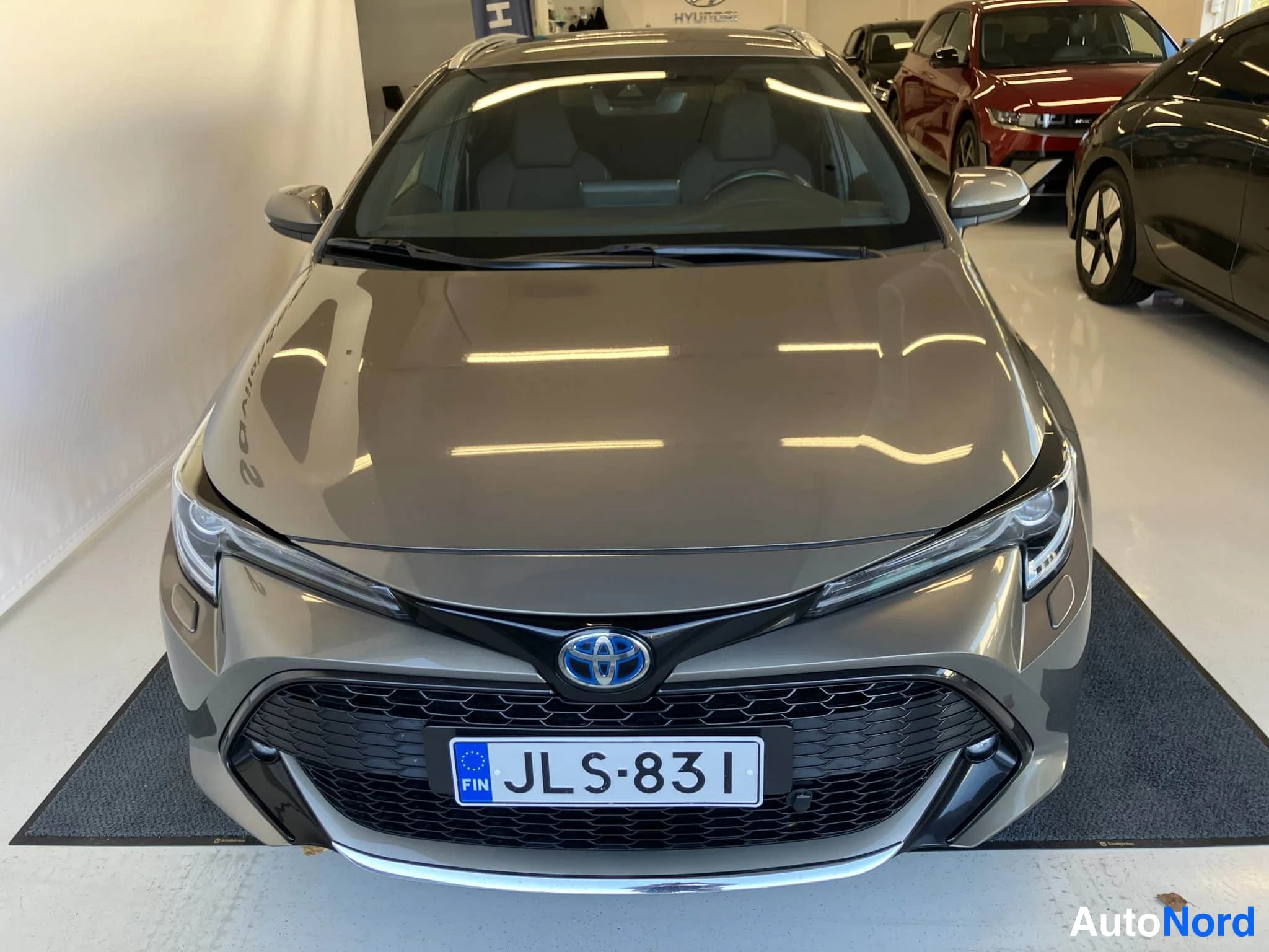 Ruskea Toyota Corolla 2021, edestä, kuva 6
