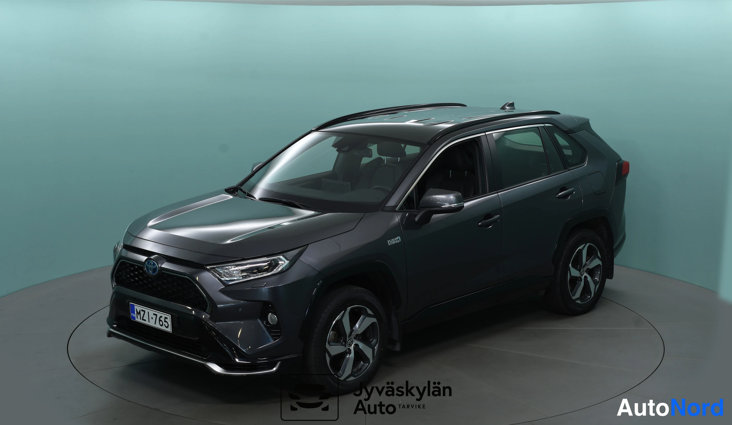 Harmaa Toyota RAV4 2021, etuviisto, keula vasemmalle, kuva 2