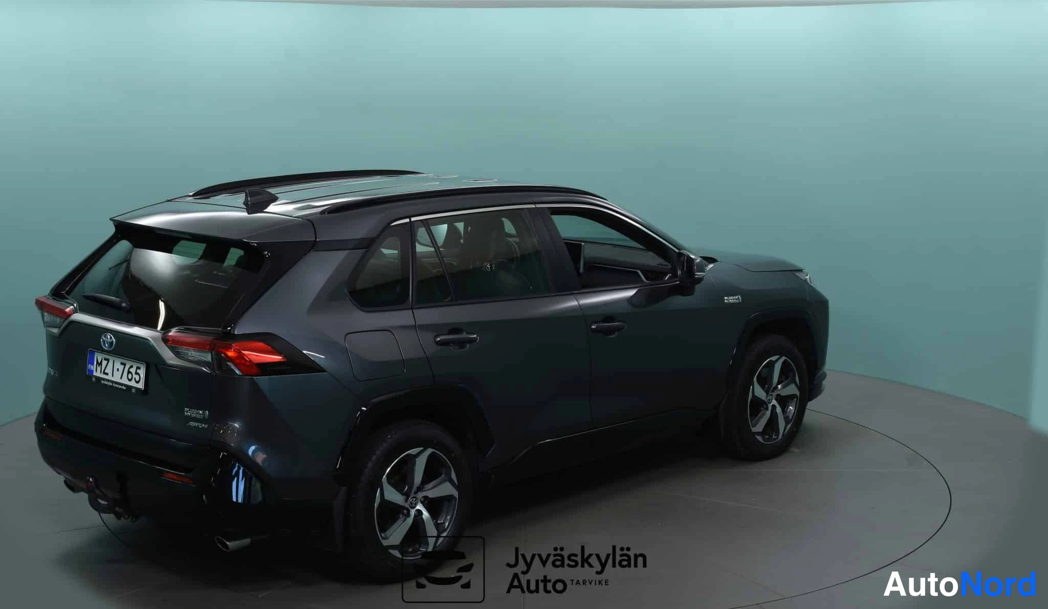 Harmaa Toyota RAV4 2021, takaviisto, kuva 13
