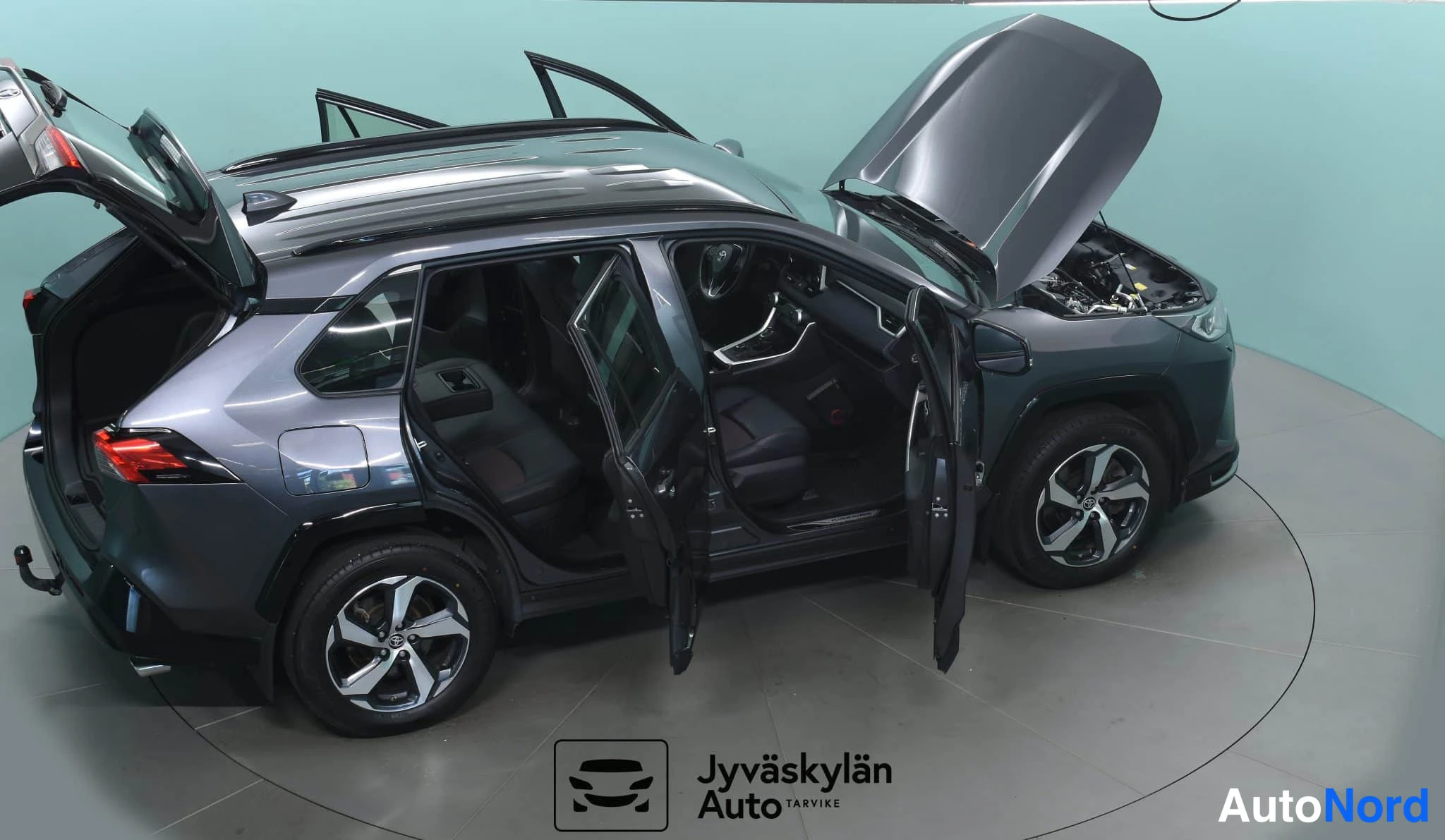 Harmaa Toyota RAV4 2021, etuviisto, keula oikealle, kuva 9