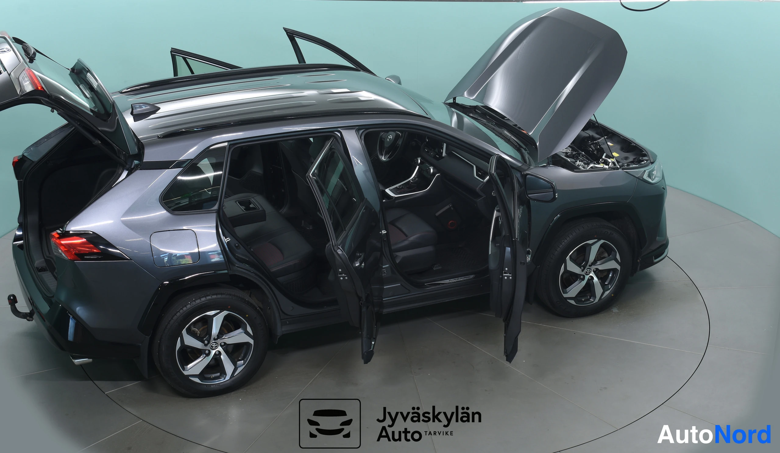 Harmaa Toyota RAV4 2021, etuviisto, keula oikealle, kuva 10