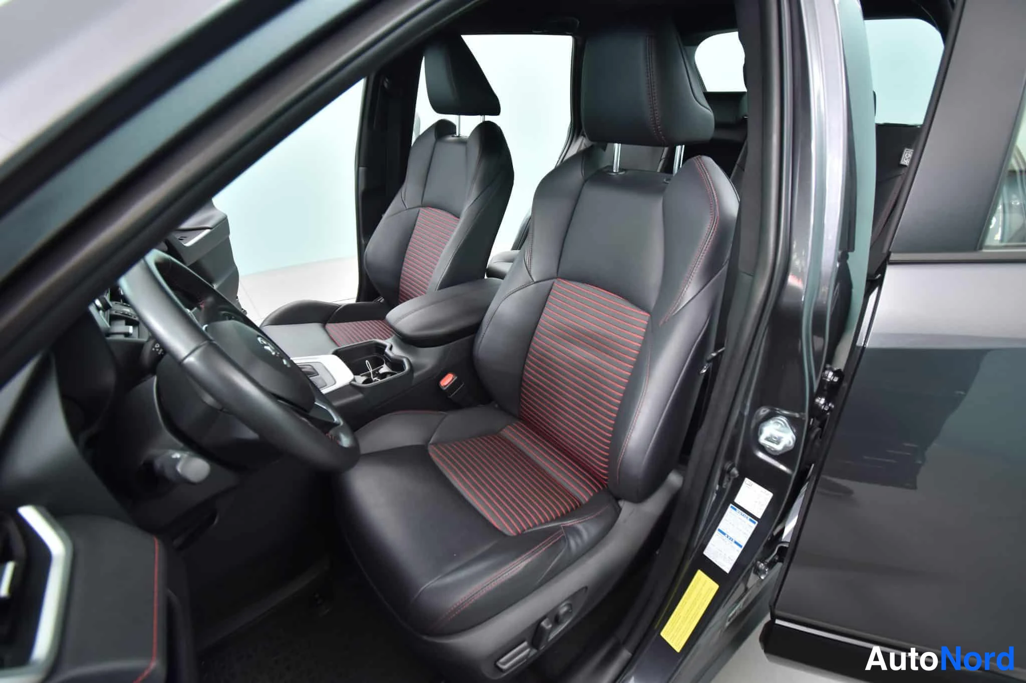 Harmaa Toyota RAV4 2021, etuistuimet, kuva 22