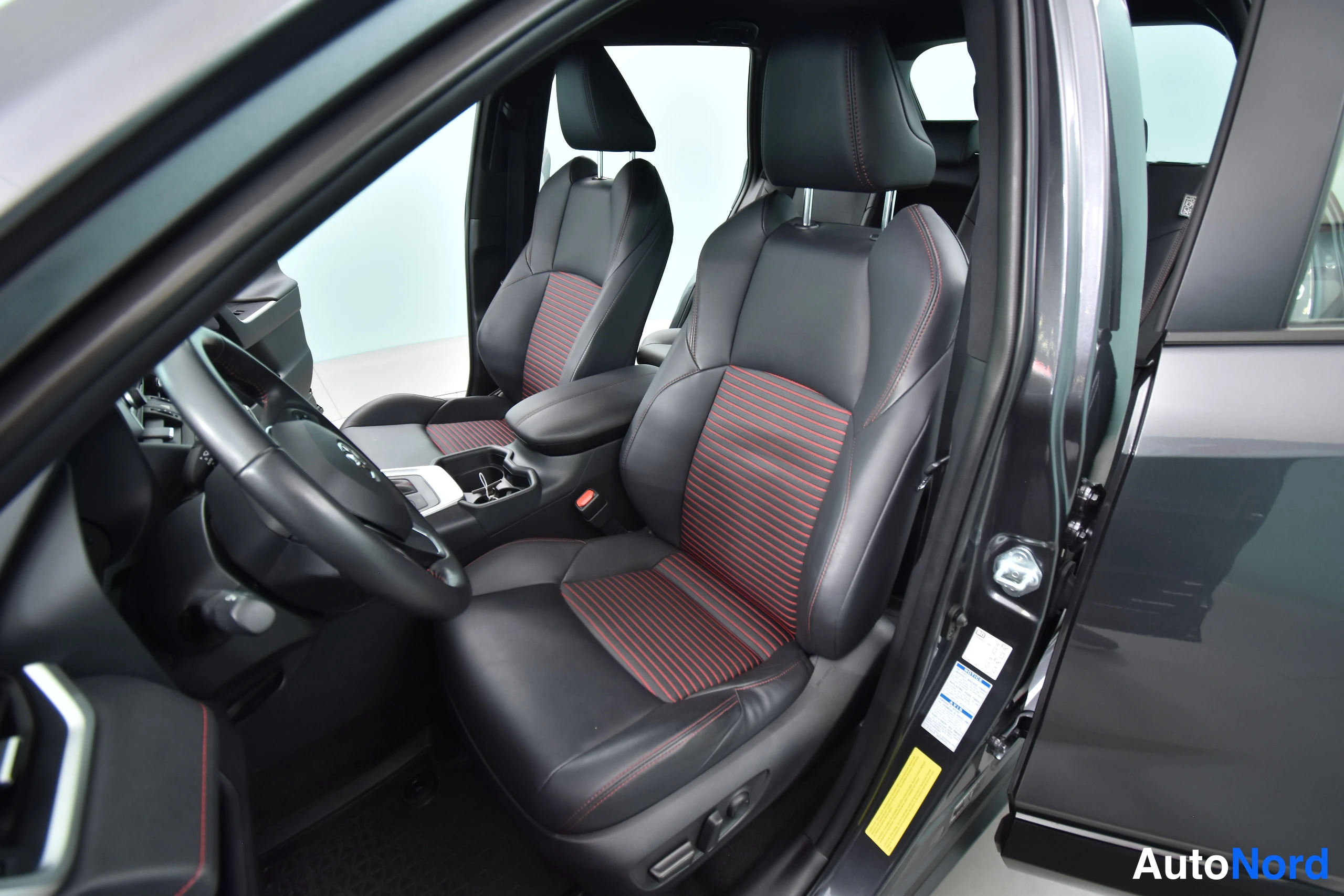 Harmaa Toyota RAV4 2021, etuistuimet, kuva 23