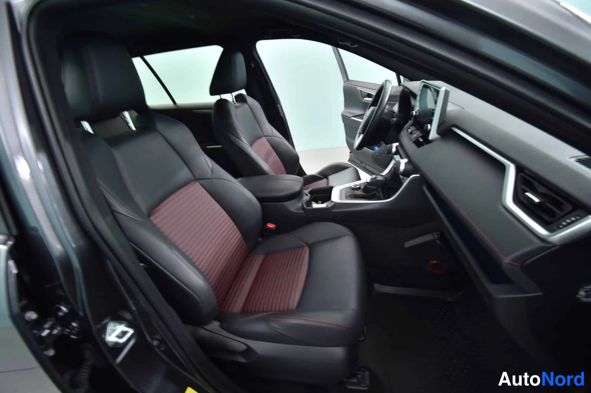 Harmaa Toyota RAV4 2021, etuistuimet, kuva 24
