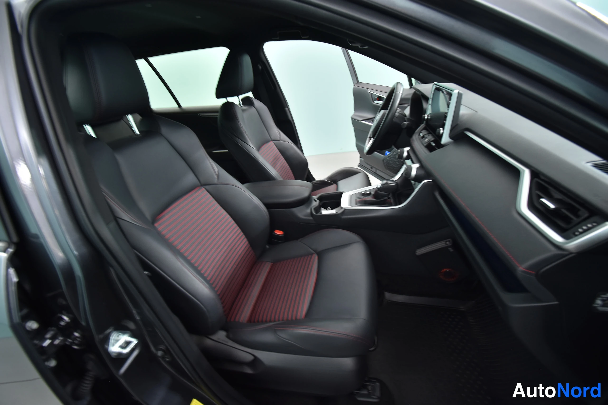 Harmaa Toyota RAV4 2021, etuistuimet, kuva 25