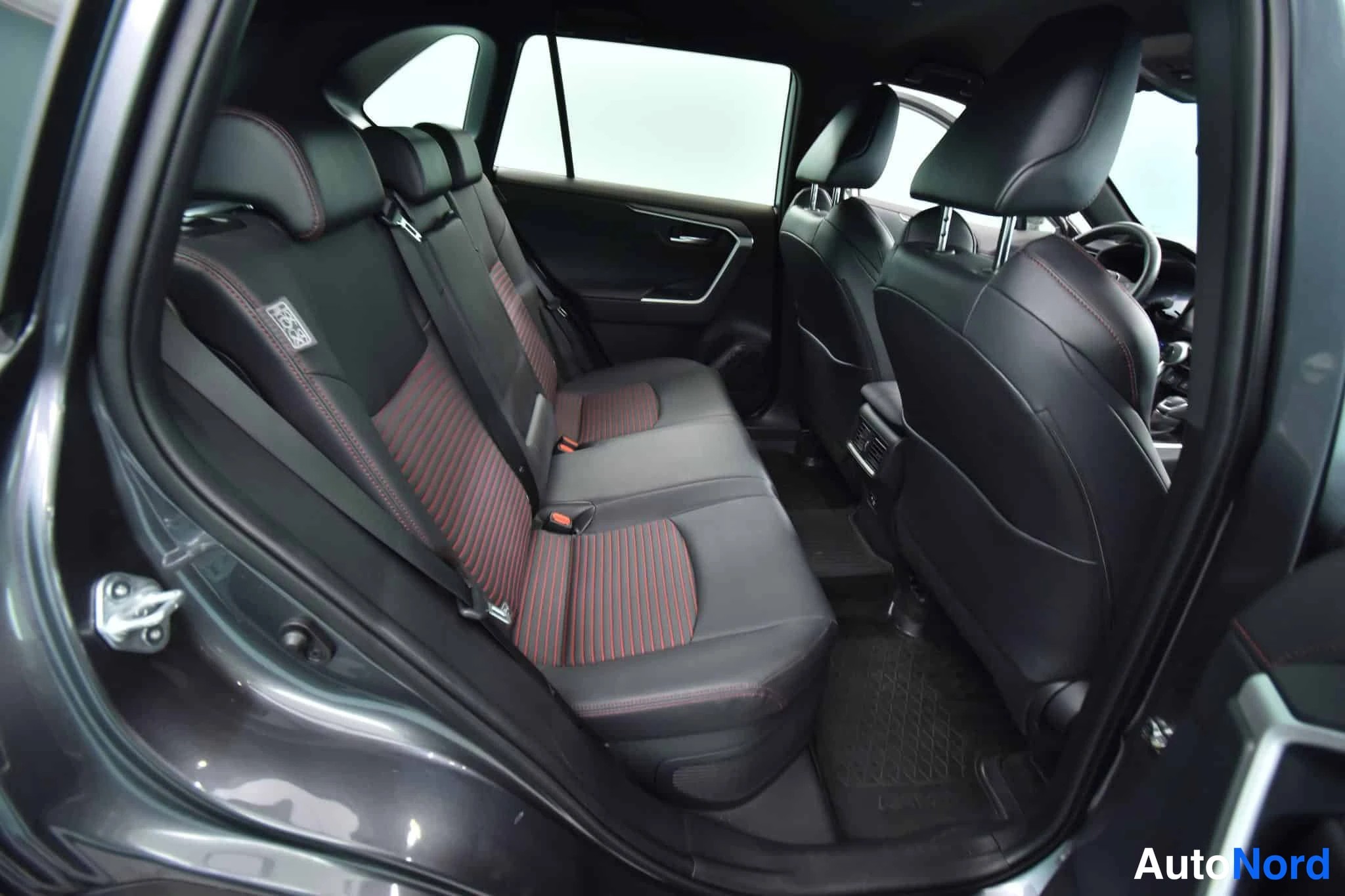 Harmaa Toyota RAV4 2021, takaistuimet, kuva 27