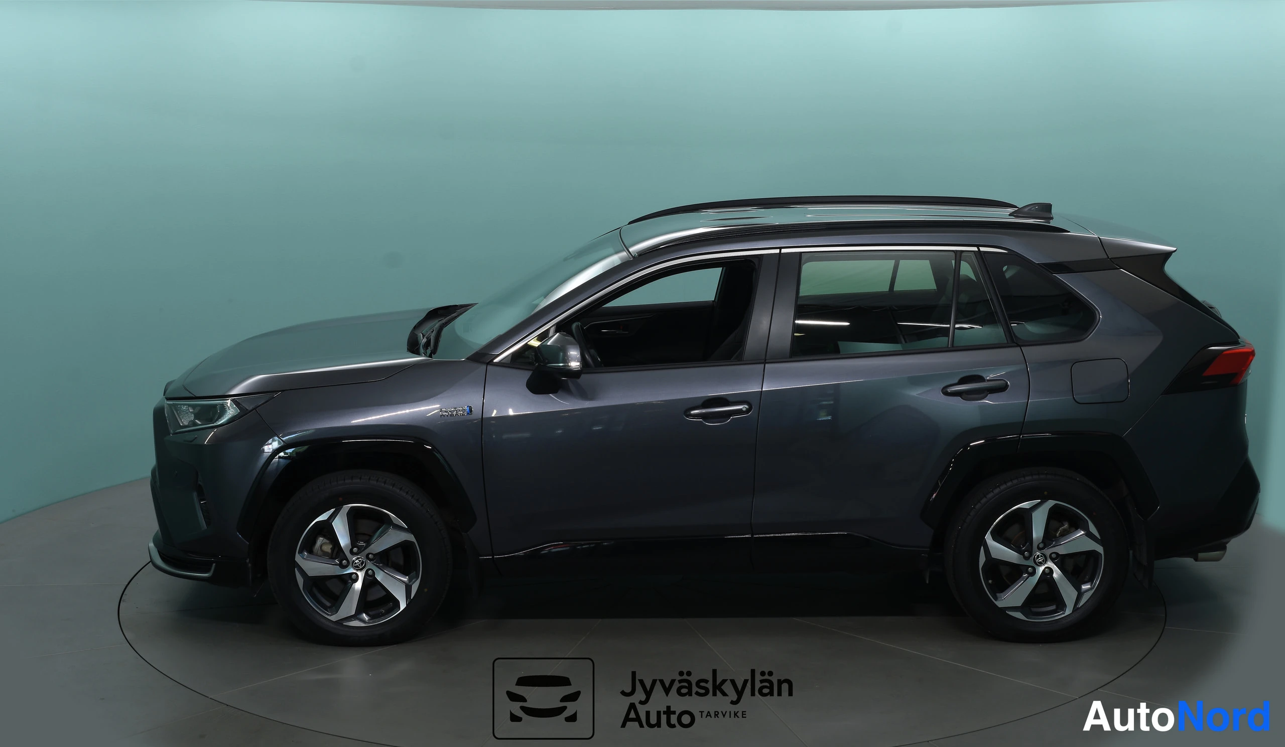 Harmaa Toyota RAV4 2021, etuviisto, keula vasemmalle, kuva 4