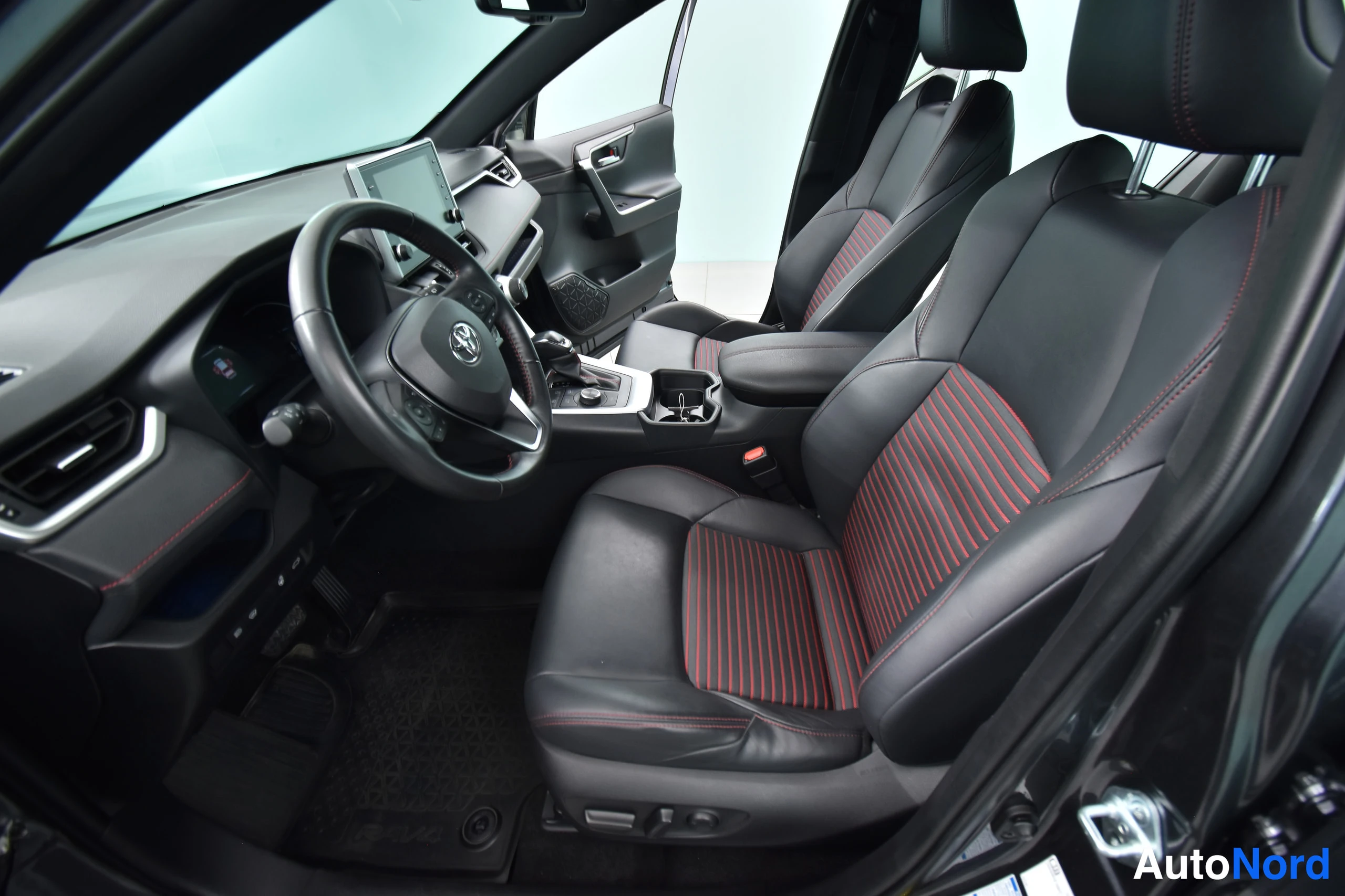 Harmaa Toyota RAV4 2021, etuistuimet, kuva 26