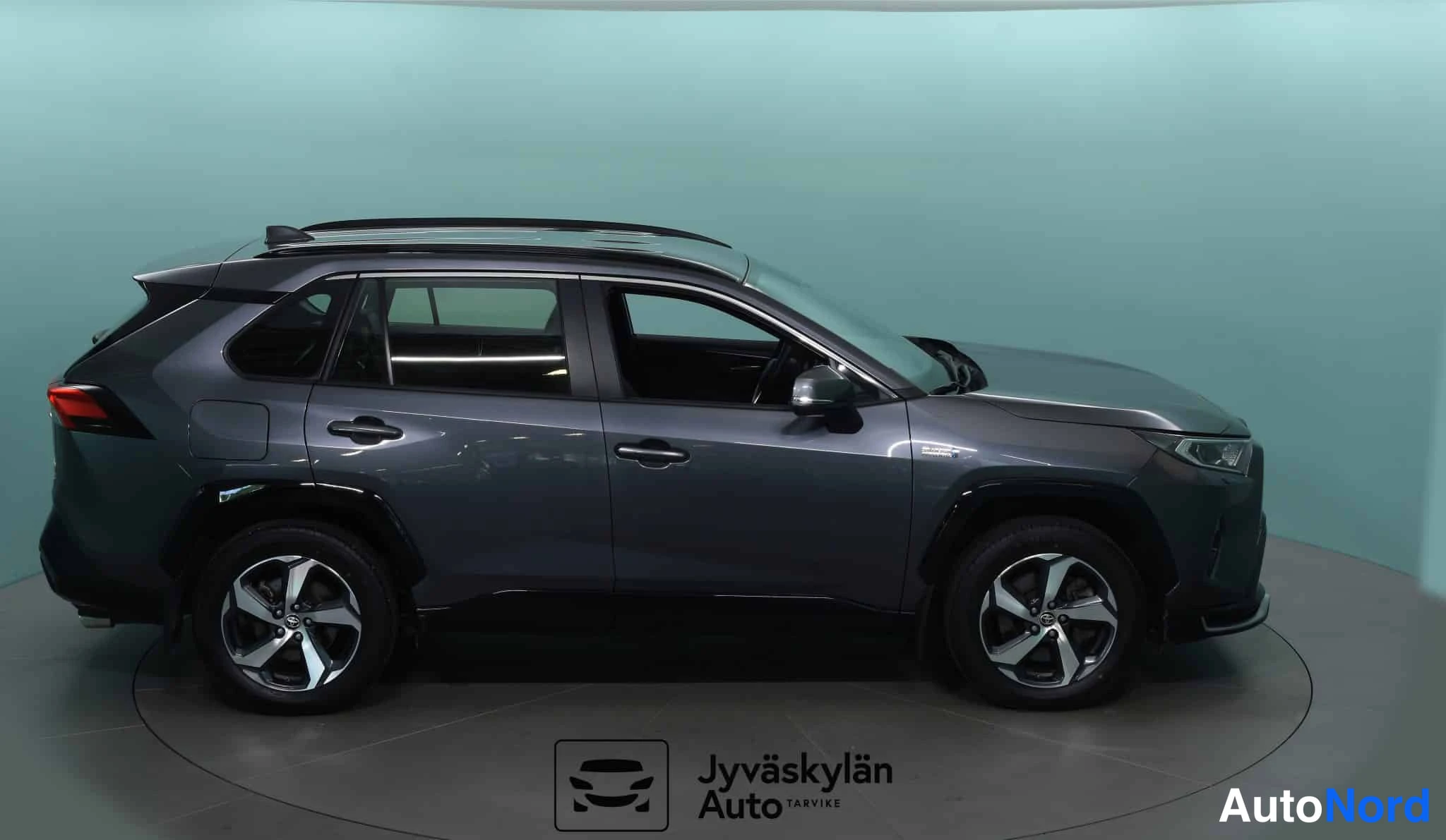 Harmaa Toyota RAV4 2021, etuviisto, keula oikealle, kuva 5