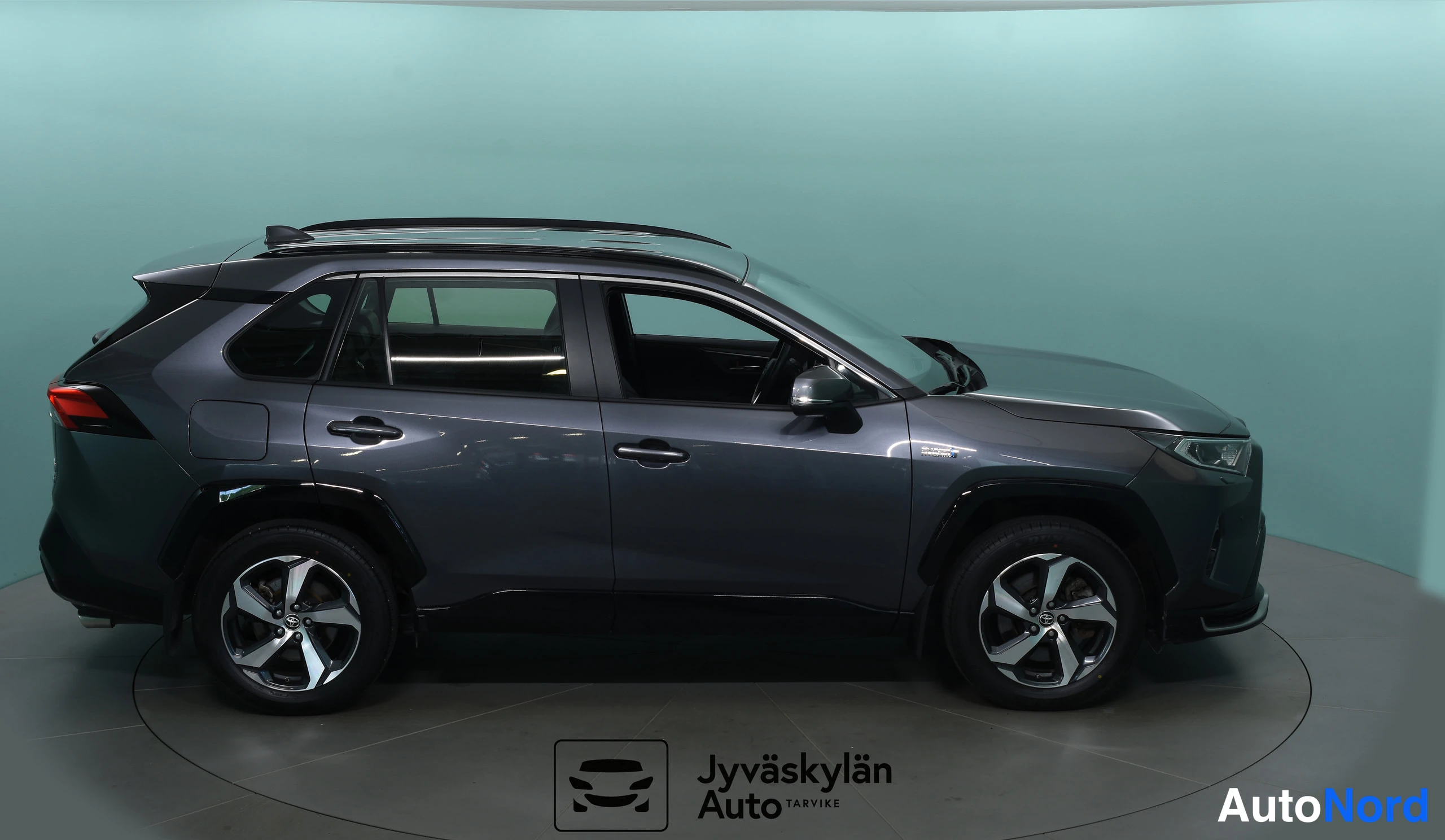 Harmaa Toyota RAV4 2021, etuviisto, keula oikealle, kuva 6
