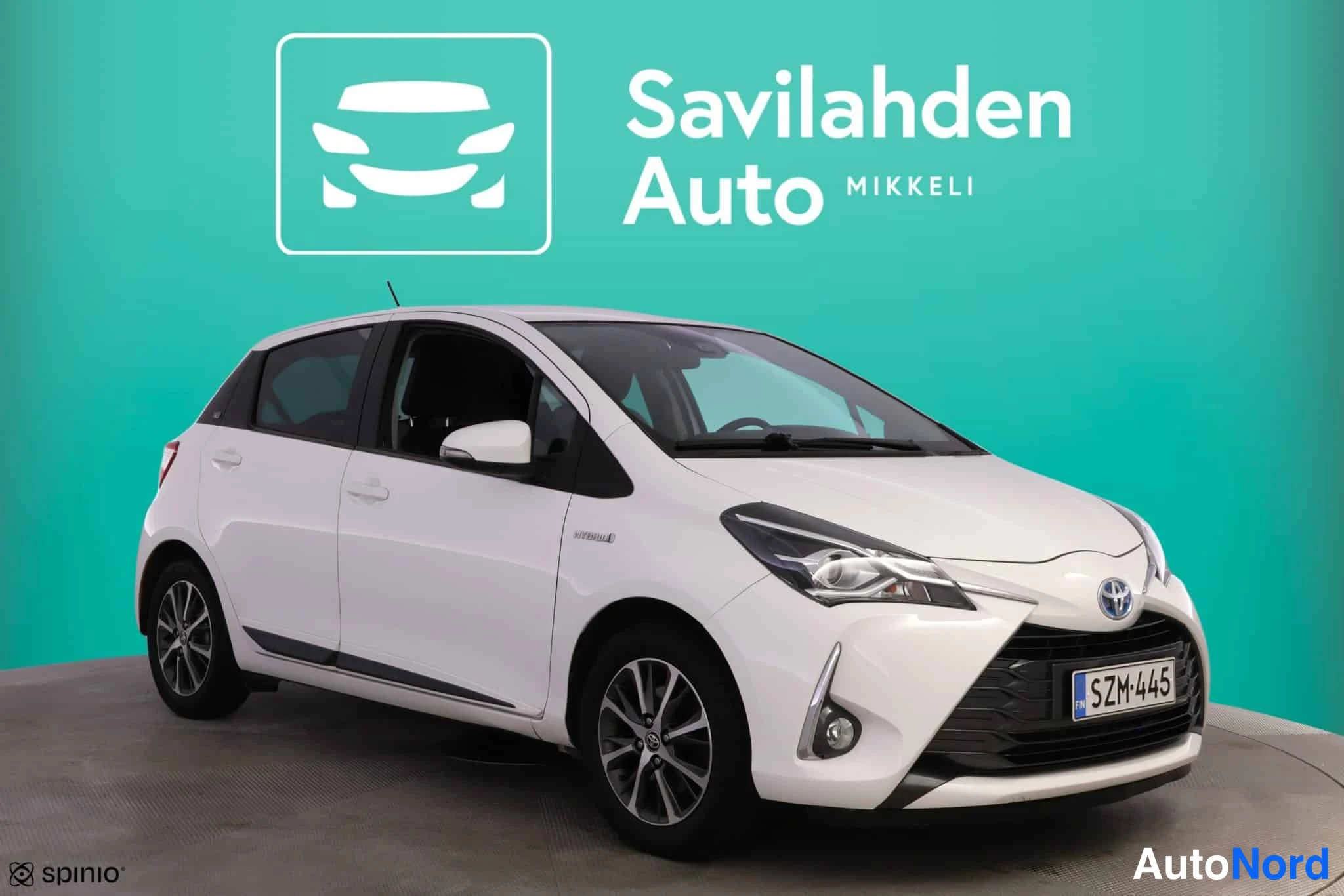 Valkoinen Toyota Yaris 2020, etuviisto, keula oikealle, kuva 5