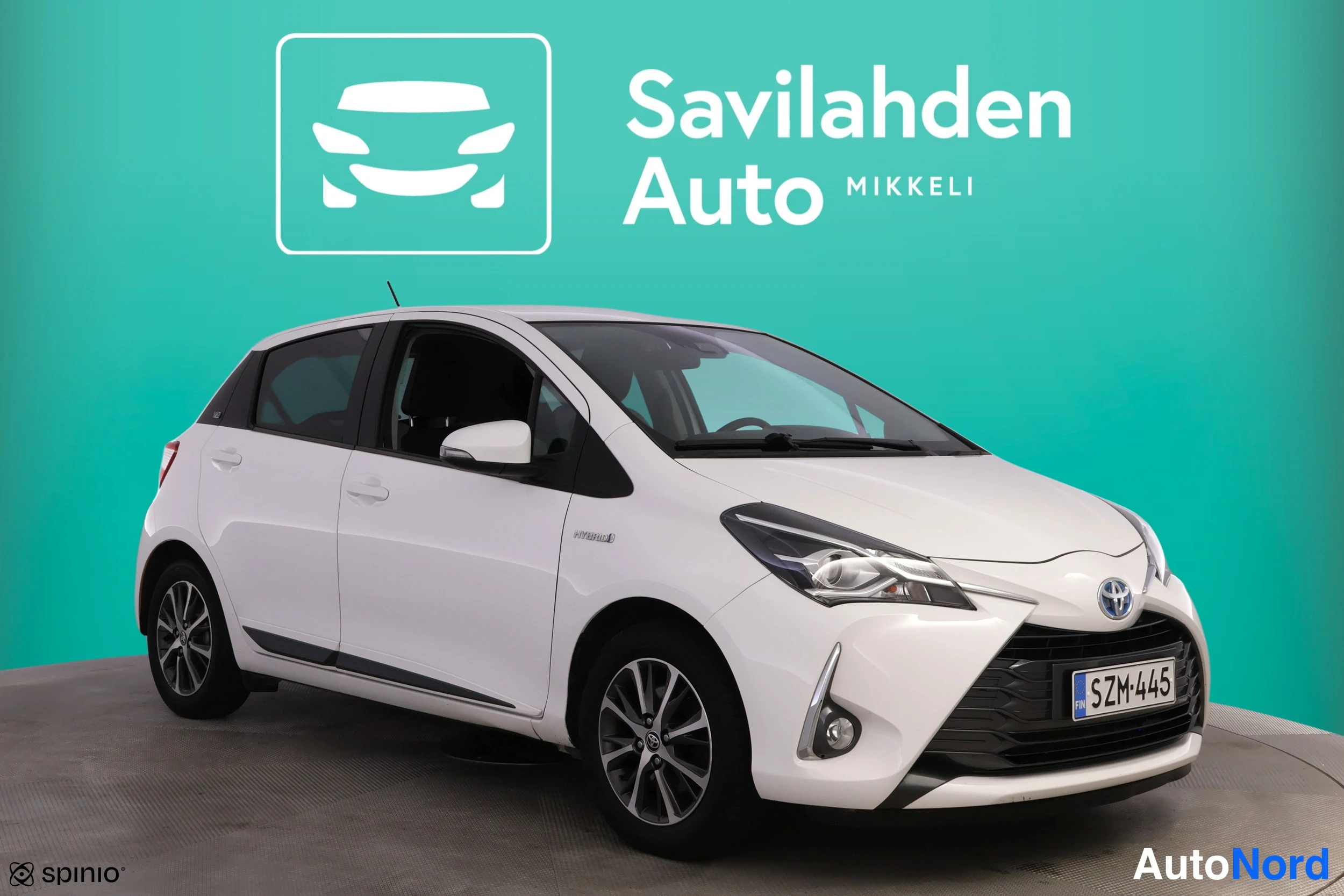 Valkoinen Toyota Yaris 2020, etuviisto, keula oikealle, kuva 6