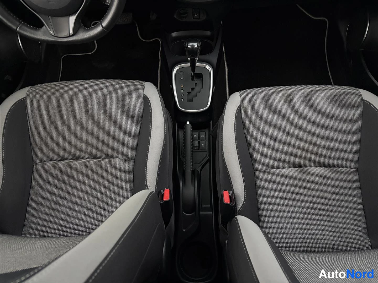 Valkoinen Toyota Yaris 2020, etuistuimet, kuva 19