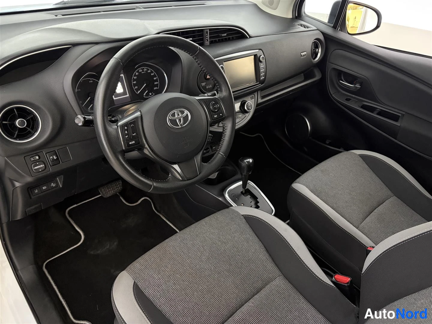 Valkoinen Toyota Yaris 2020, ohjaamo, kuva 14