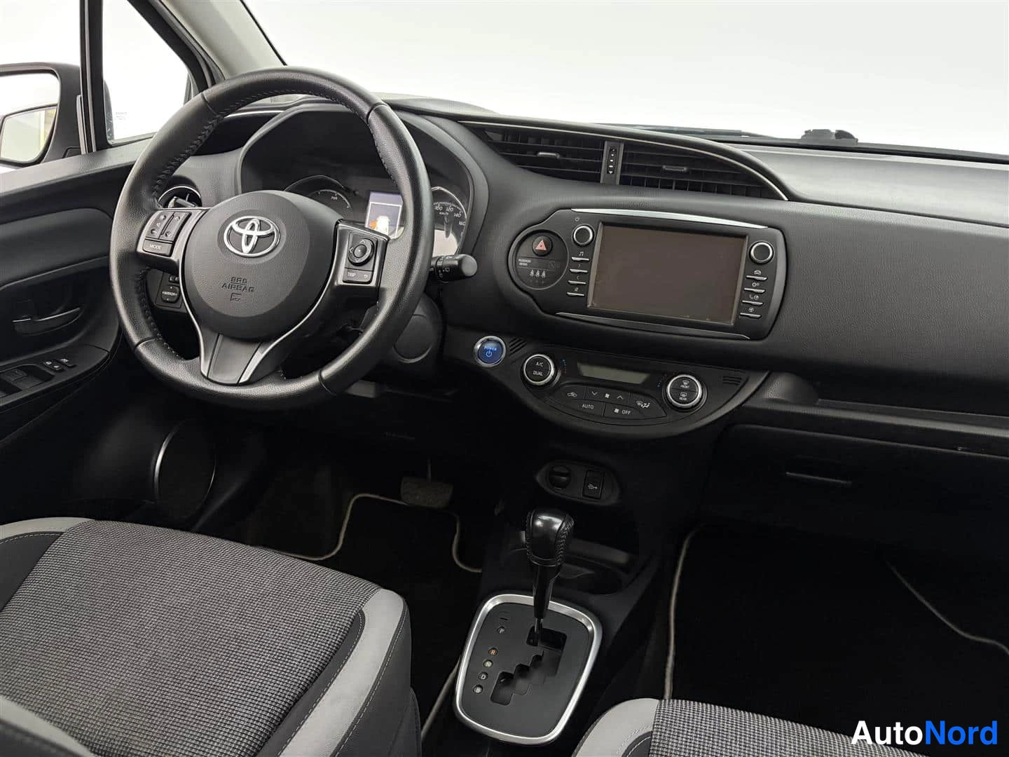 Valkoinen Toyota Yaris 2020, ohjaamo, kuva 15