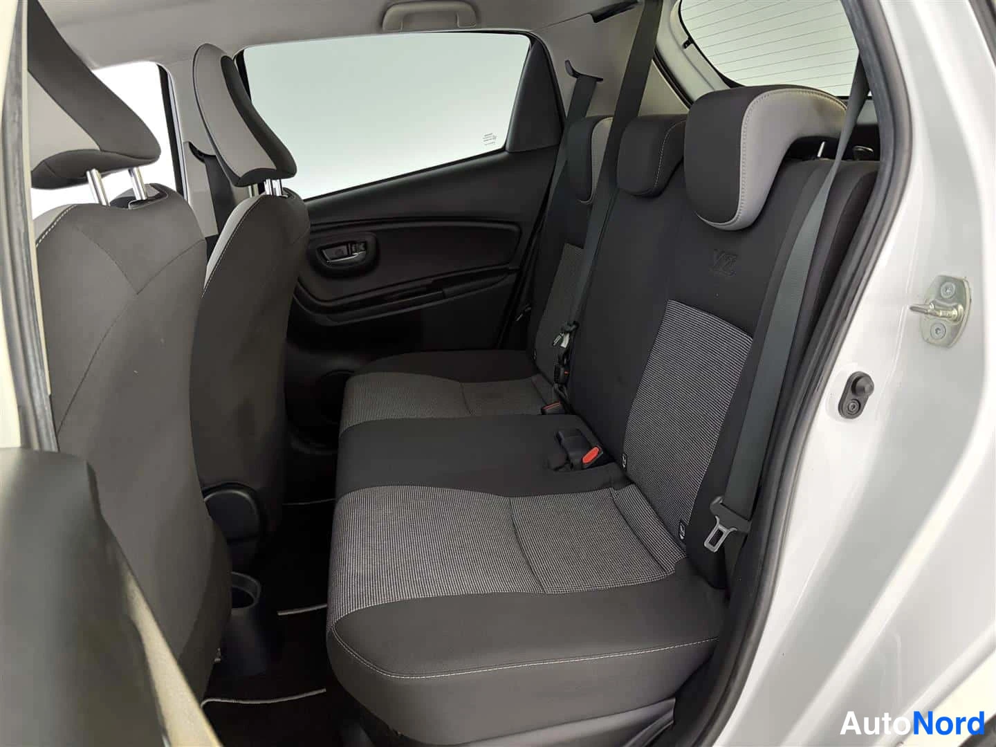 Valkoinen Toyota Yaris 2020, takaistuimet, kuva 21