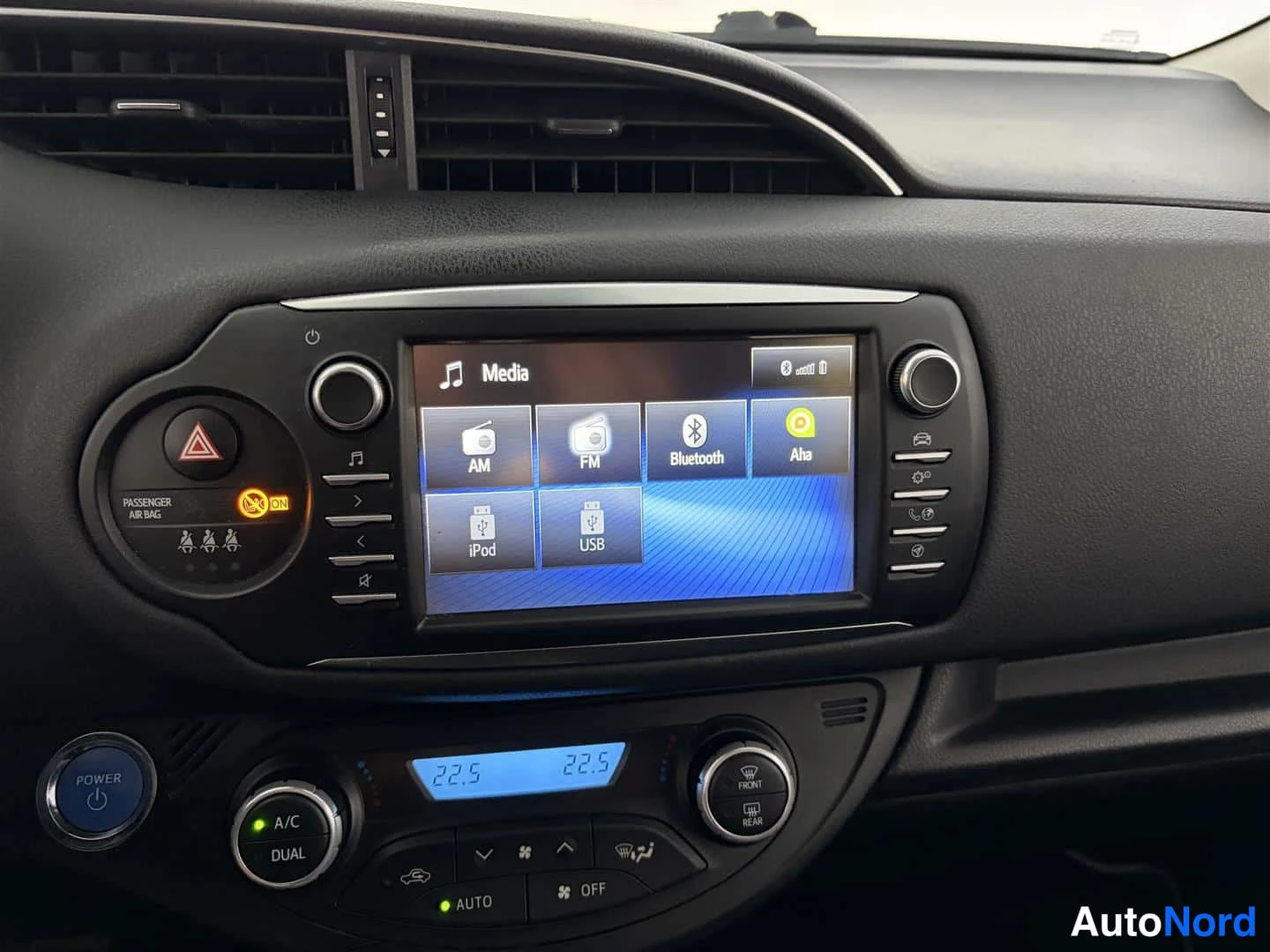 Valkoinen Toyota Yaris 2020, yksityiskohta, kuva 23