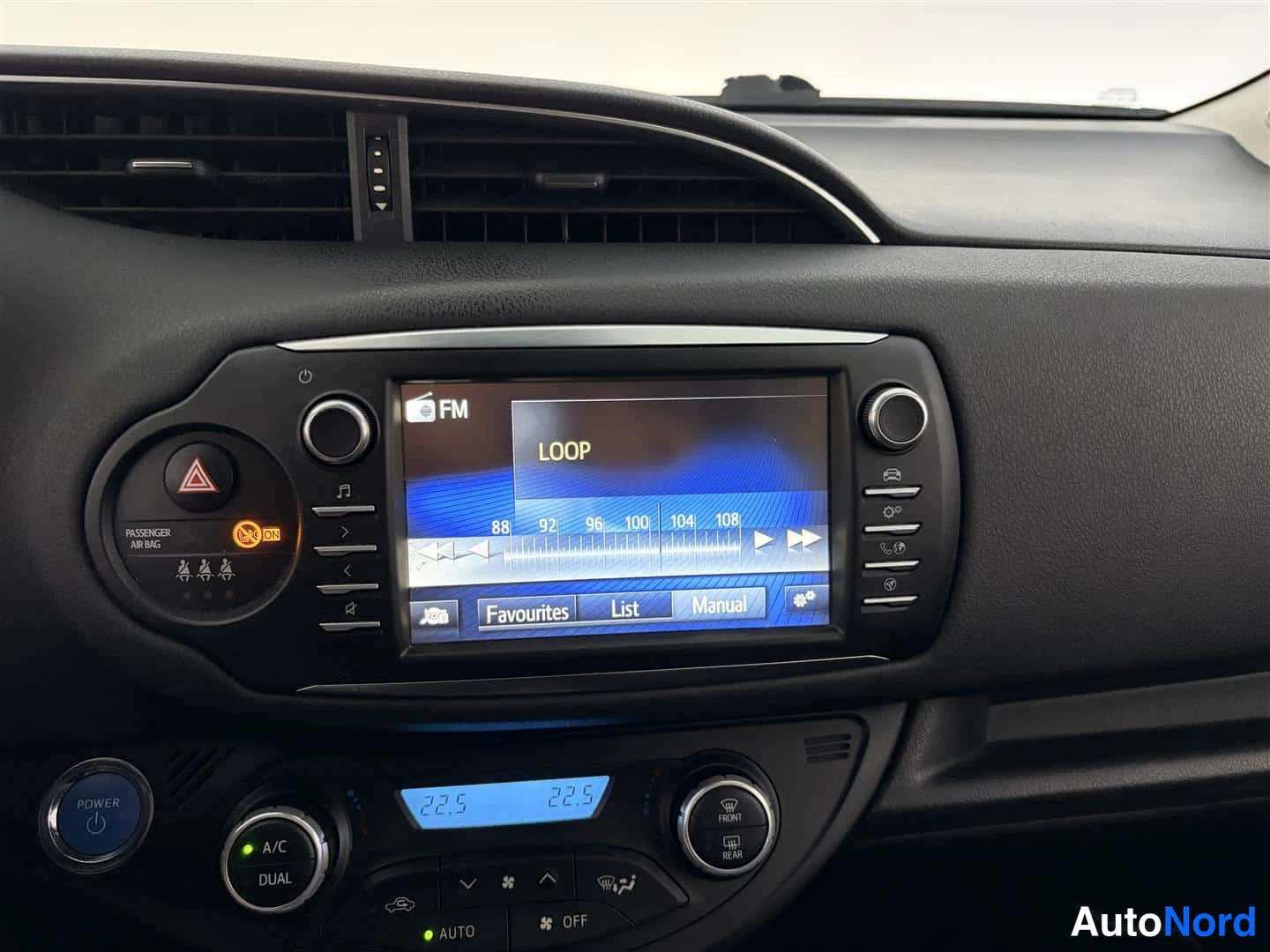 Valkoinen Toyota Yaris 2020, ohjaamo, kuva 17