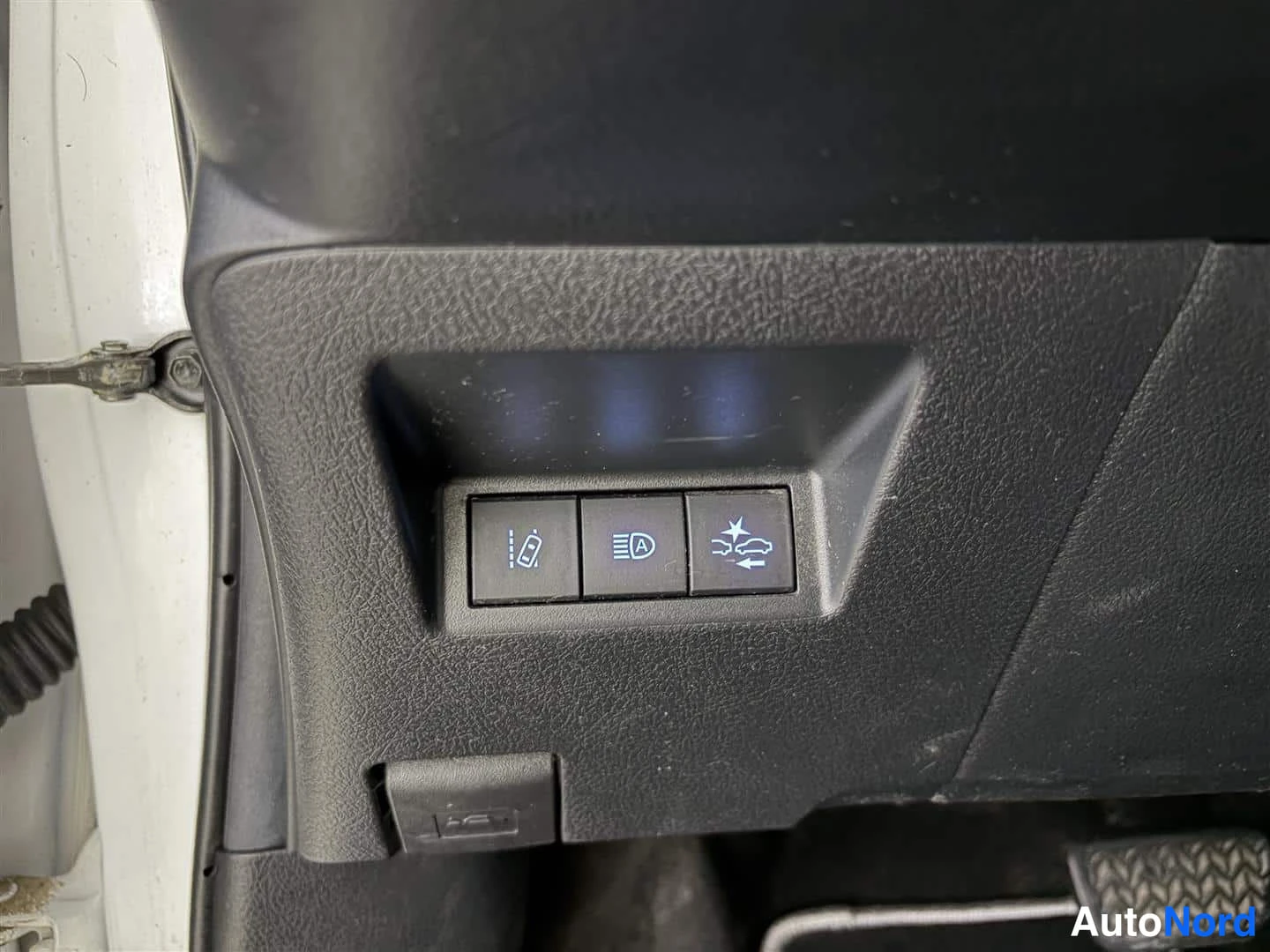 Valkoinen Toyota Yaris 2020, yksityiskohta, kuva 28