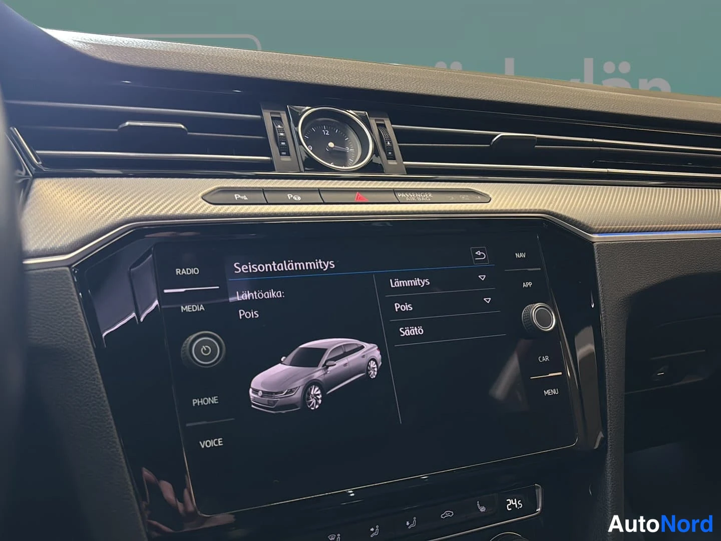 Punainen Volkswagen Arteon 2018, ohjaamo, kuva 9