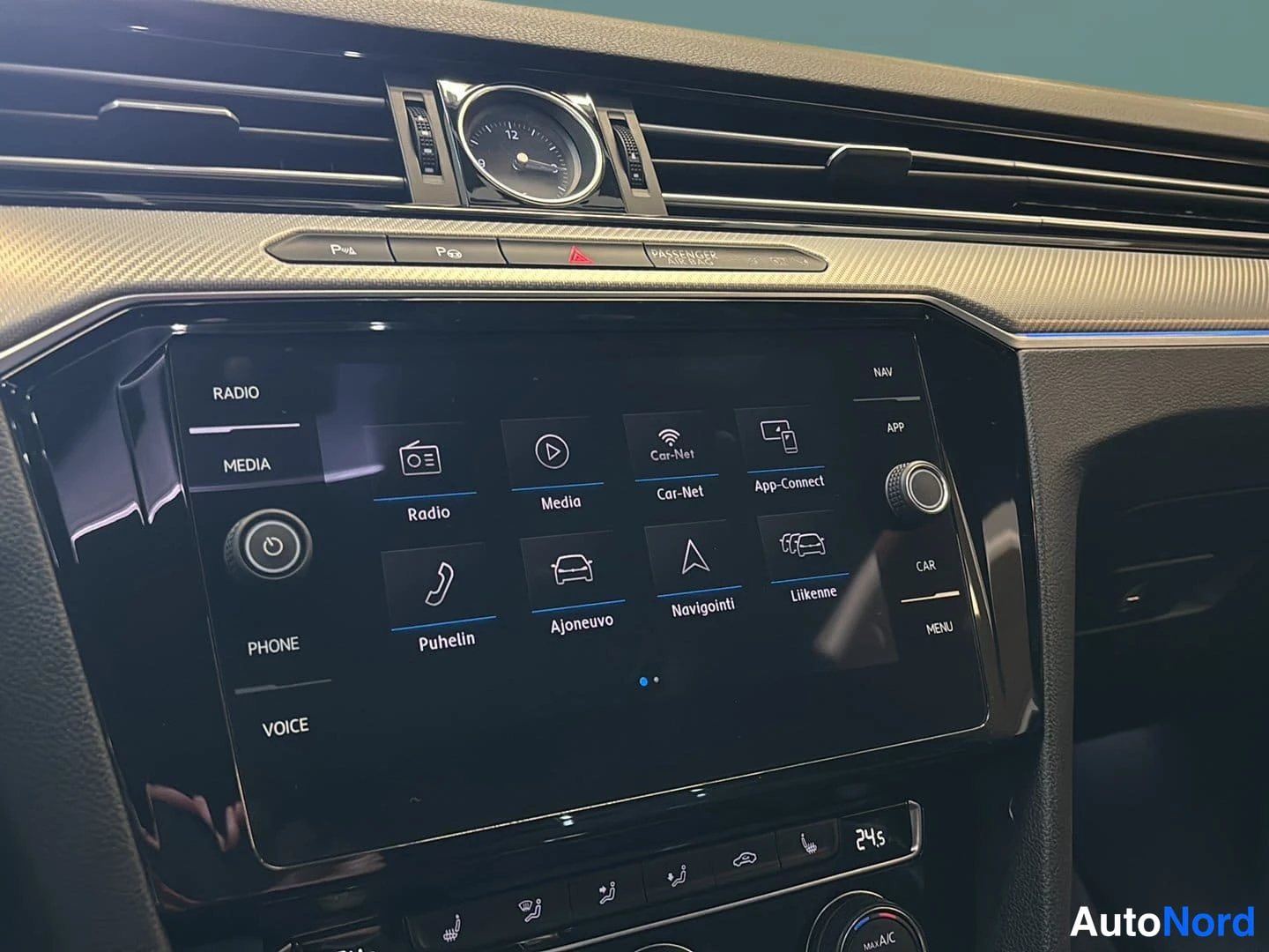 Punainen Volkswagen Arteon 2018, ohjaamo, kuva 10