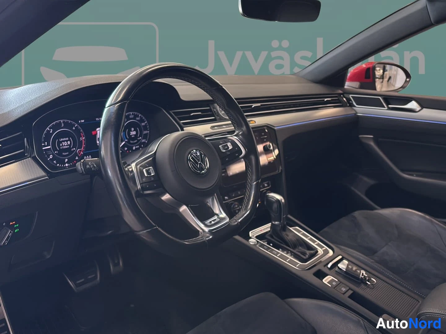 Punainen Volkswagen Arteon 2018, ohjaamo, kuva 8
