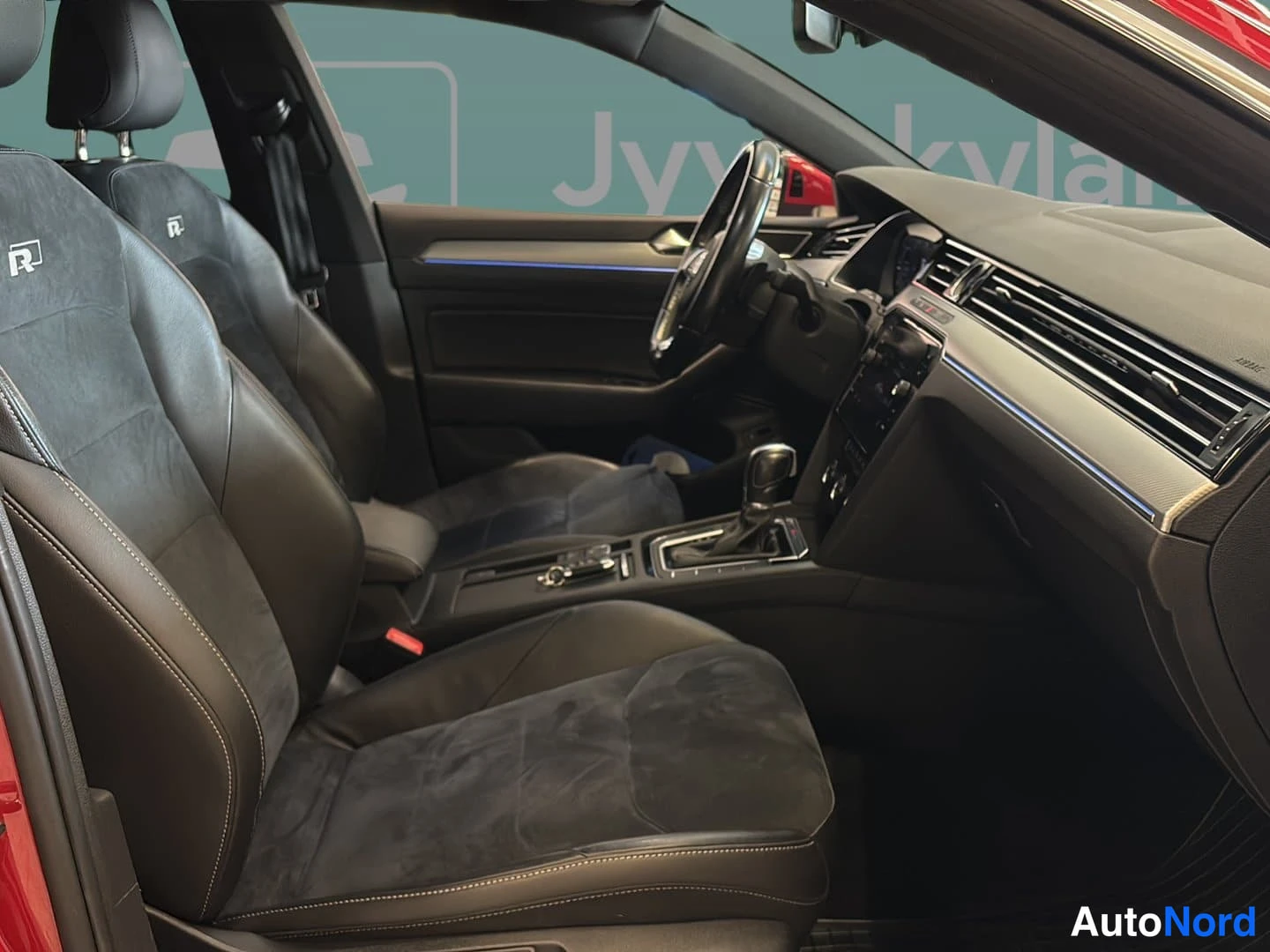 Punainen Volkswagen Arteon 2018, ohjaamo, kuva 13