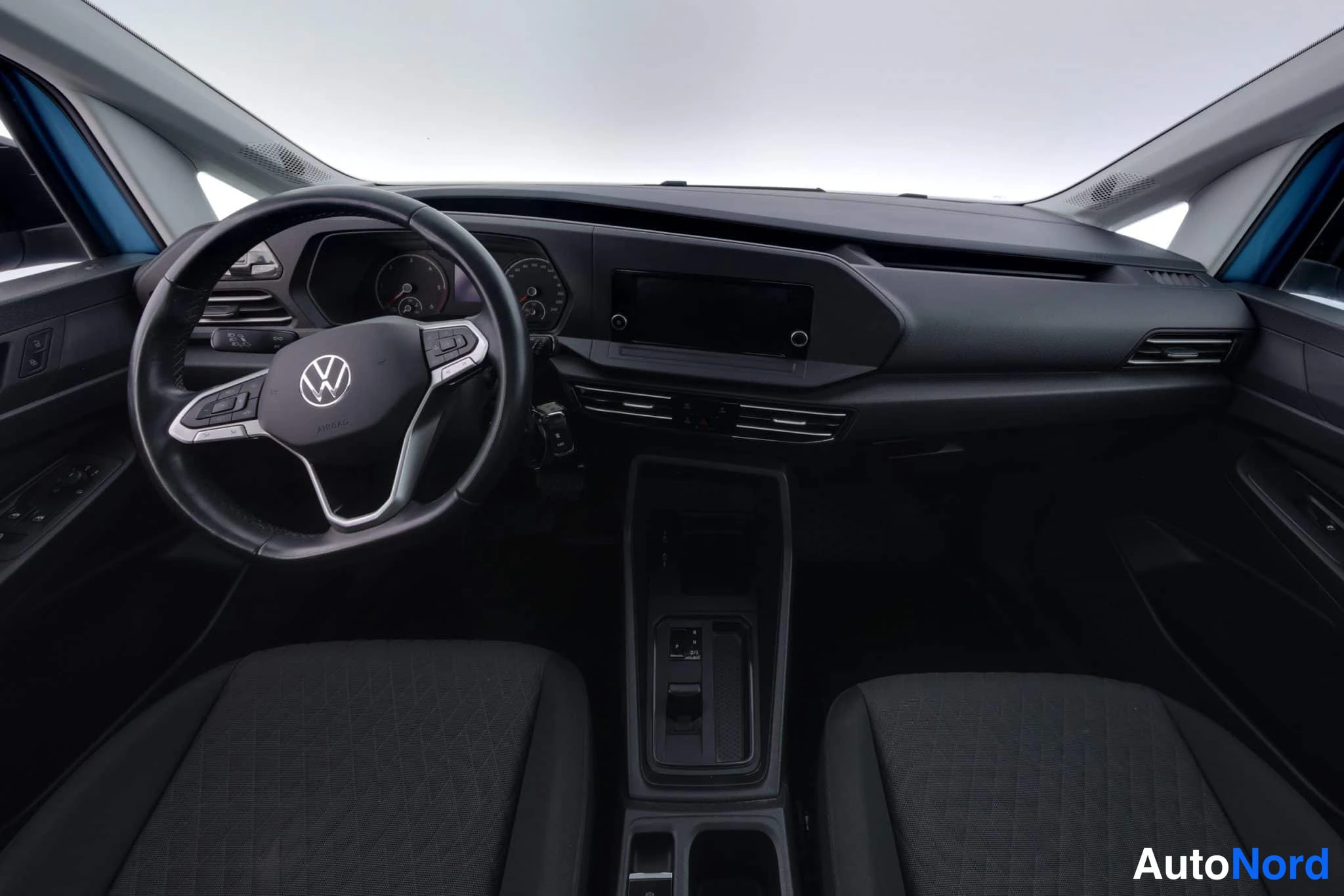 Blå Volkswagen Caddy 2021, förarplats, bild 14
