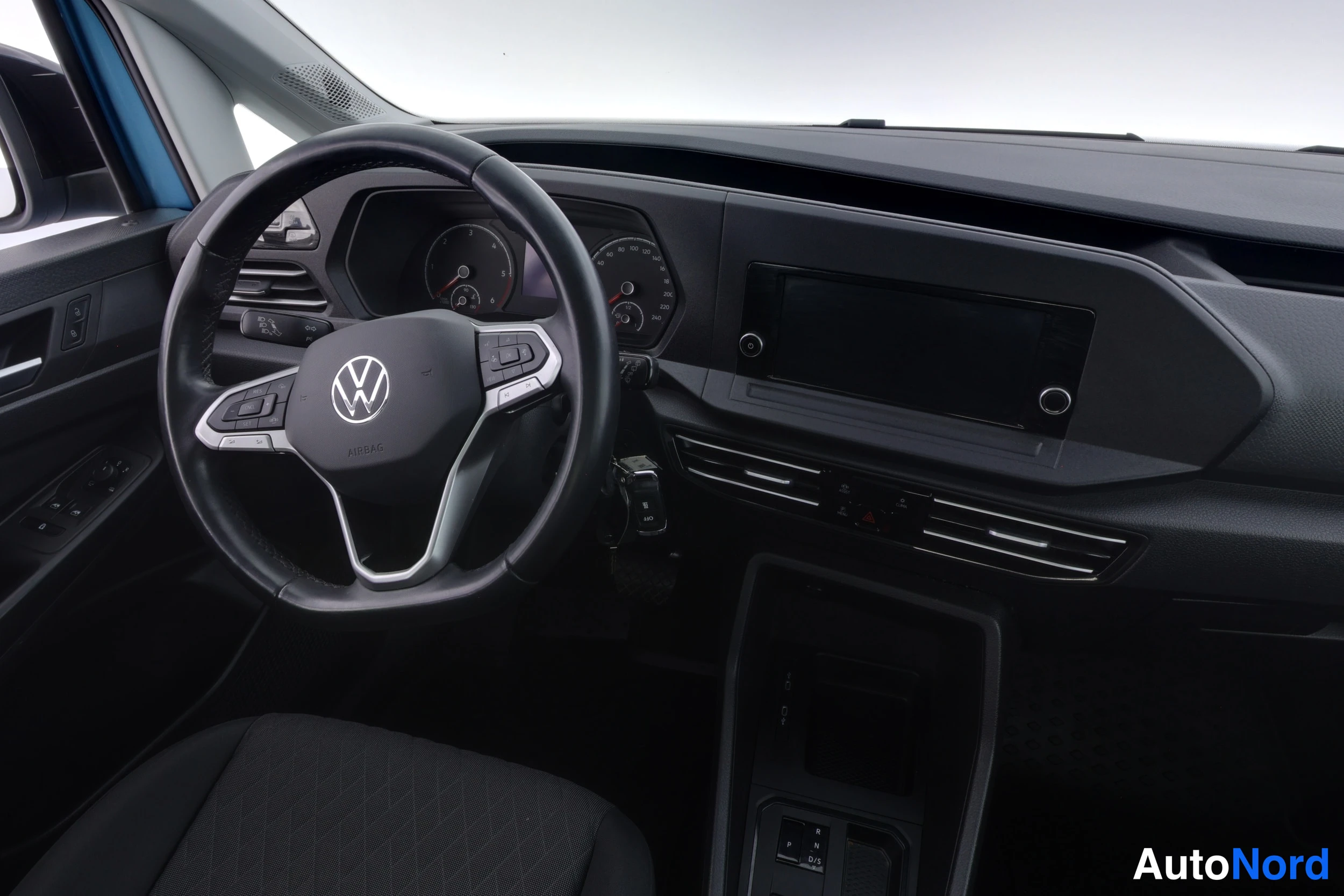 Blå Volkswagen Caddy 2021, förarplats, bild 15
