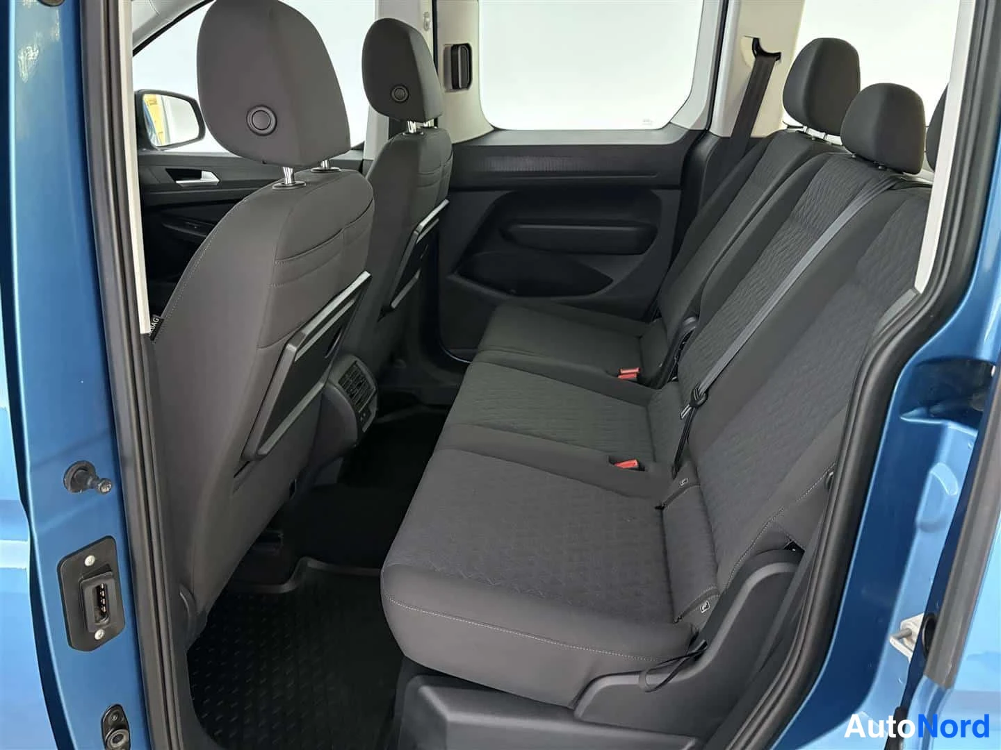 Blå Volkswagen Caddy 2021, baksäten, bild 21