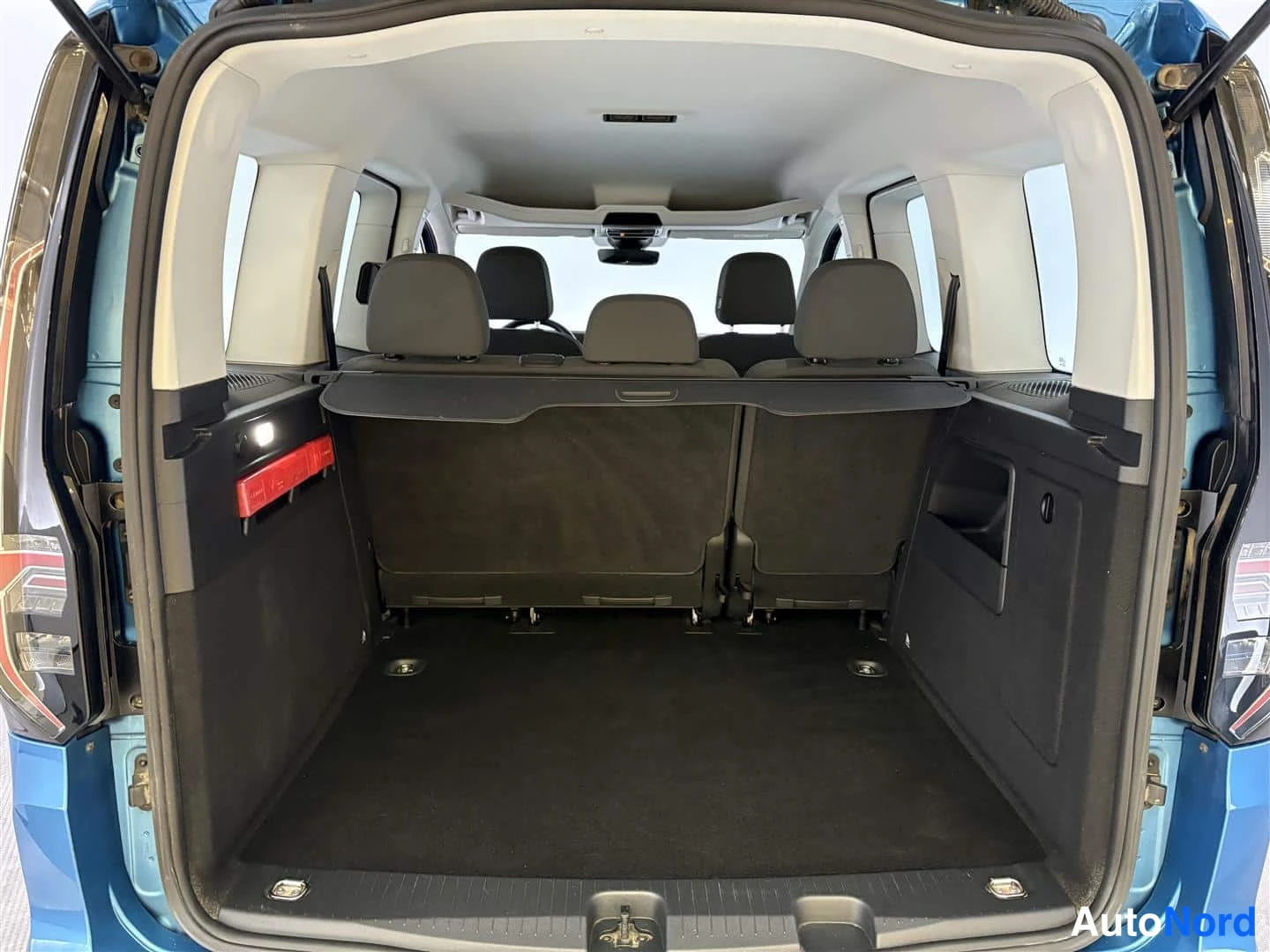 Blå Volkswagen Caddy 2021, bagageutrymme, bild 22
