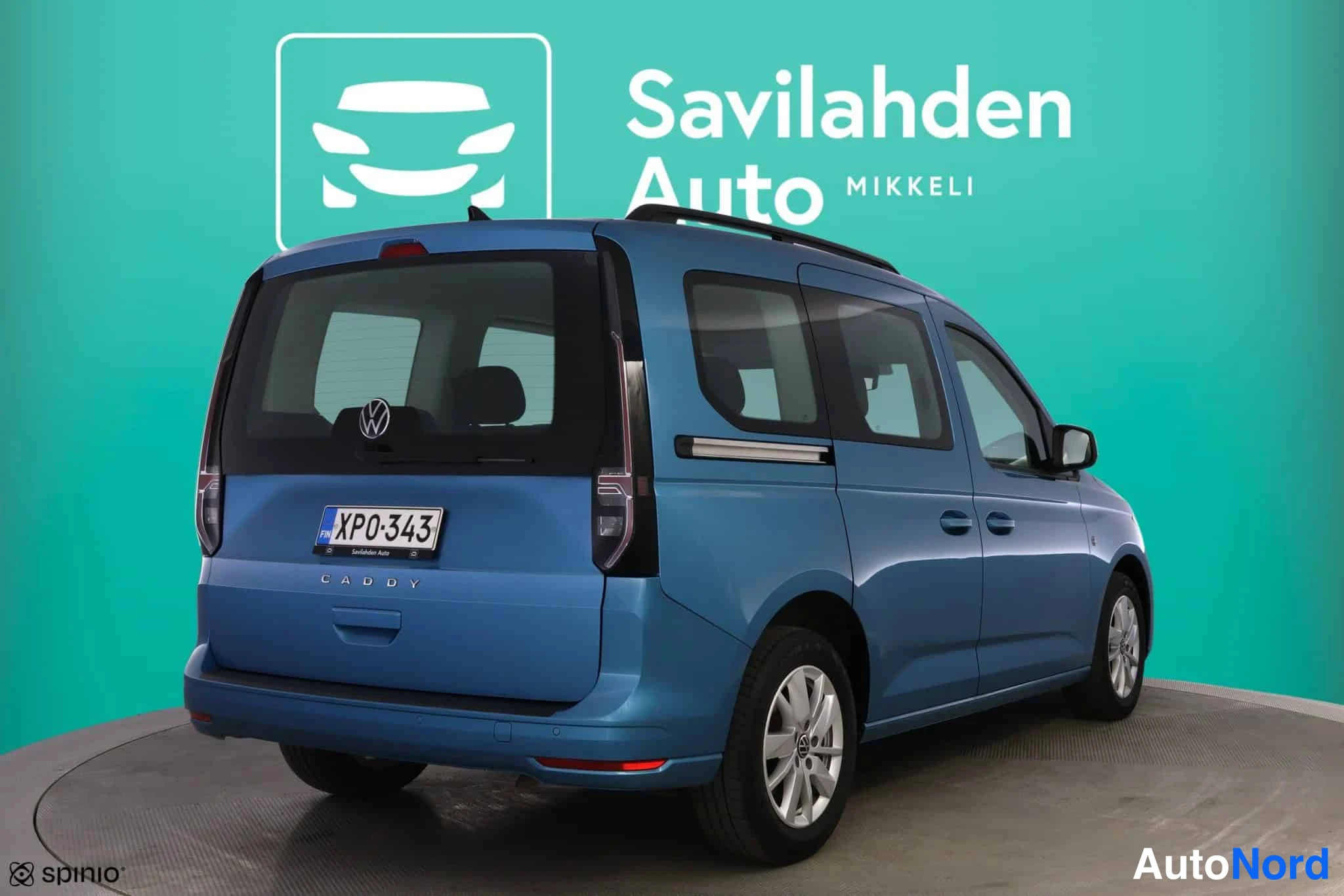 Blå Volkswagen Caddy 2021, snett bakifrån, bild 12