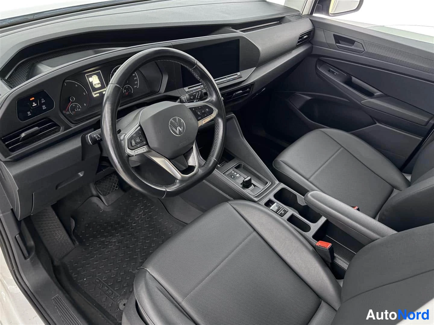 Valkoinen Volkswagen Caddy 2021, ohjaamo, kuva 13