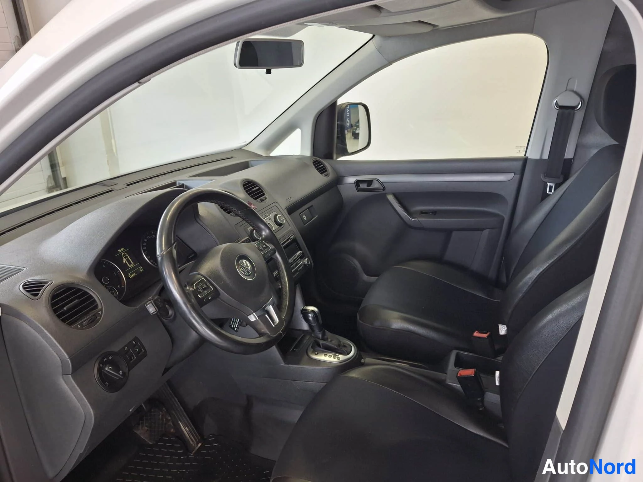 Valkoinen Volkswagen Caddy 2015, ohjaamo, kuva 11