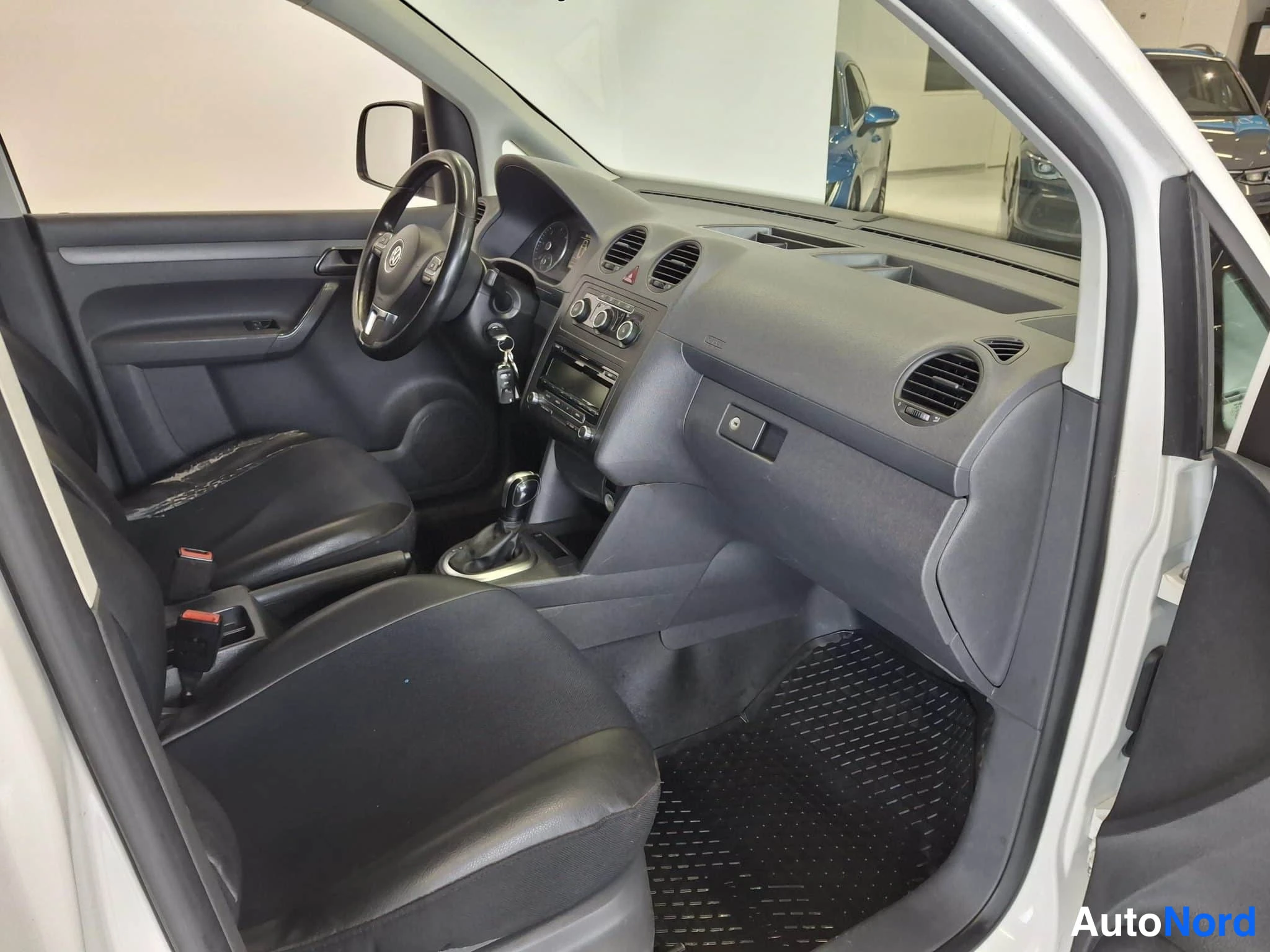 Valkoinen Volkswagen Caddy 2015, ohjaamo, kuva 13